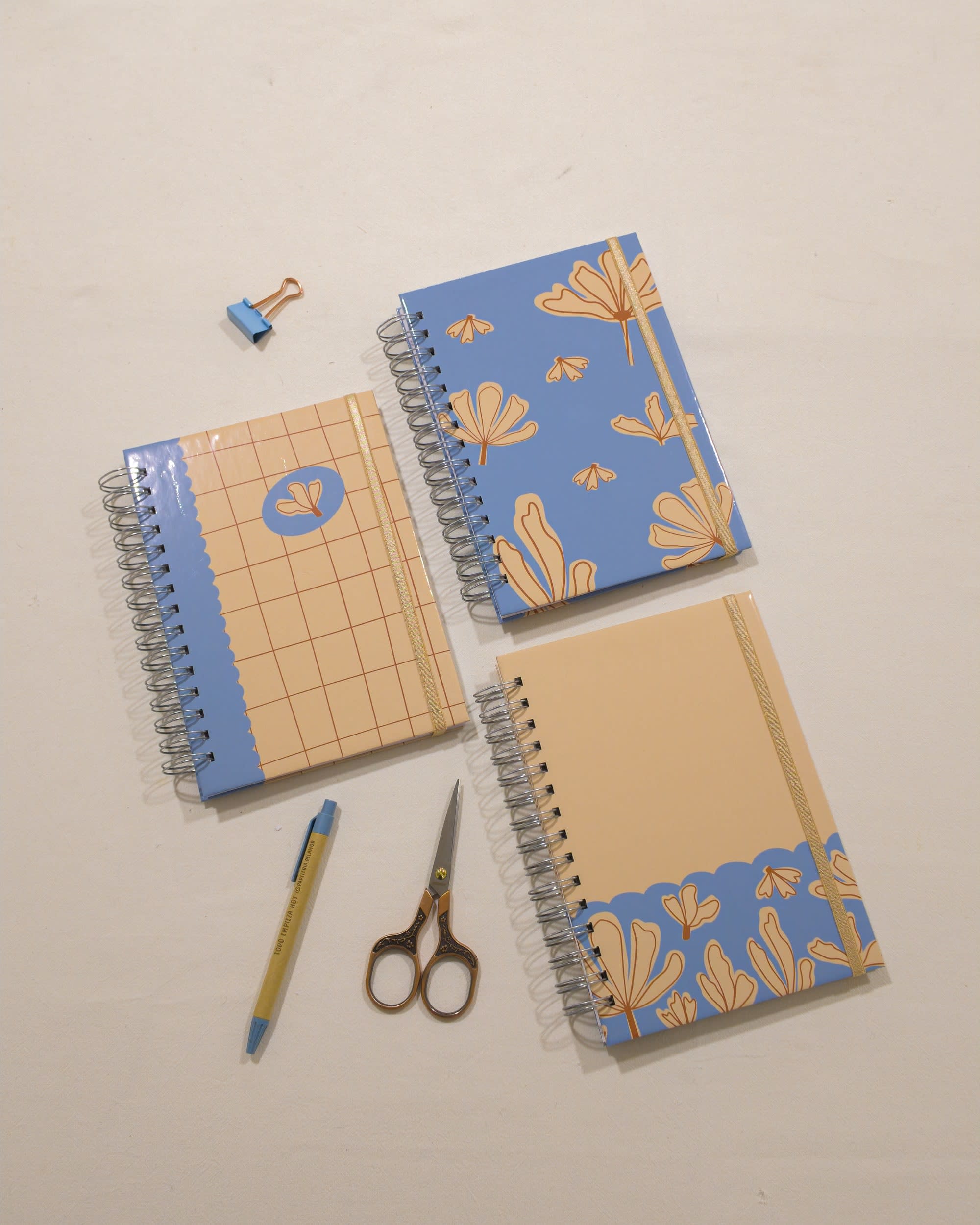 Los tres cuadernos de la colección Calma de La Pape, vistos desde arriba