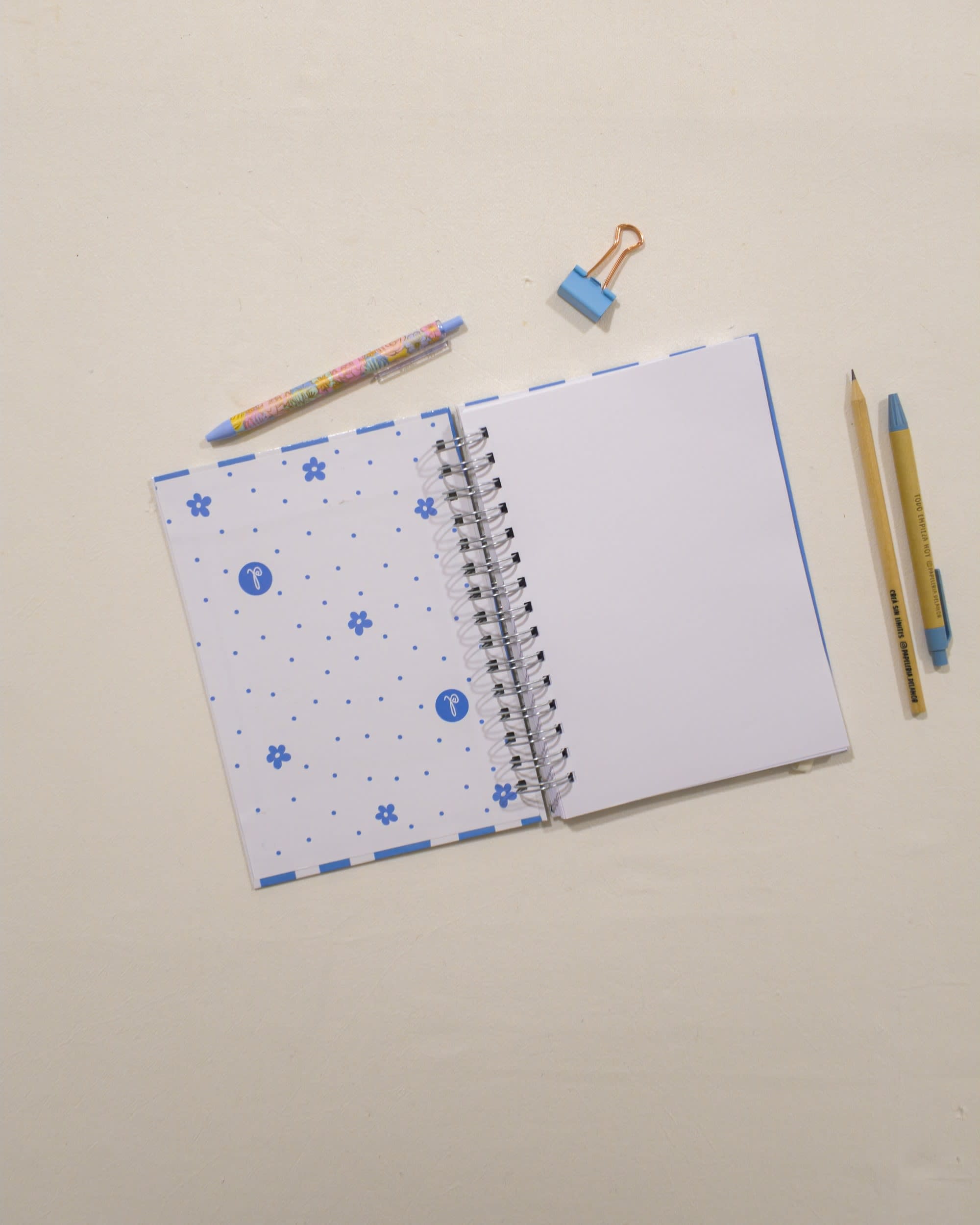 Interior liso de un cuaderno de La Pape, abierto