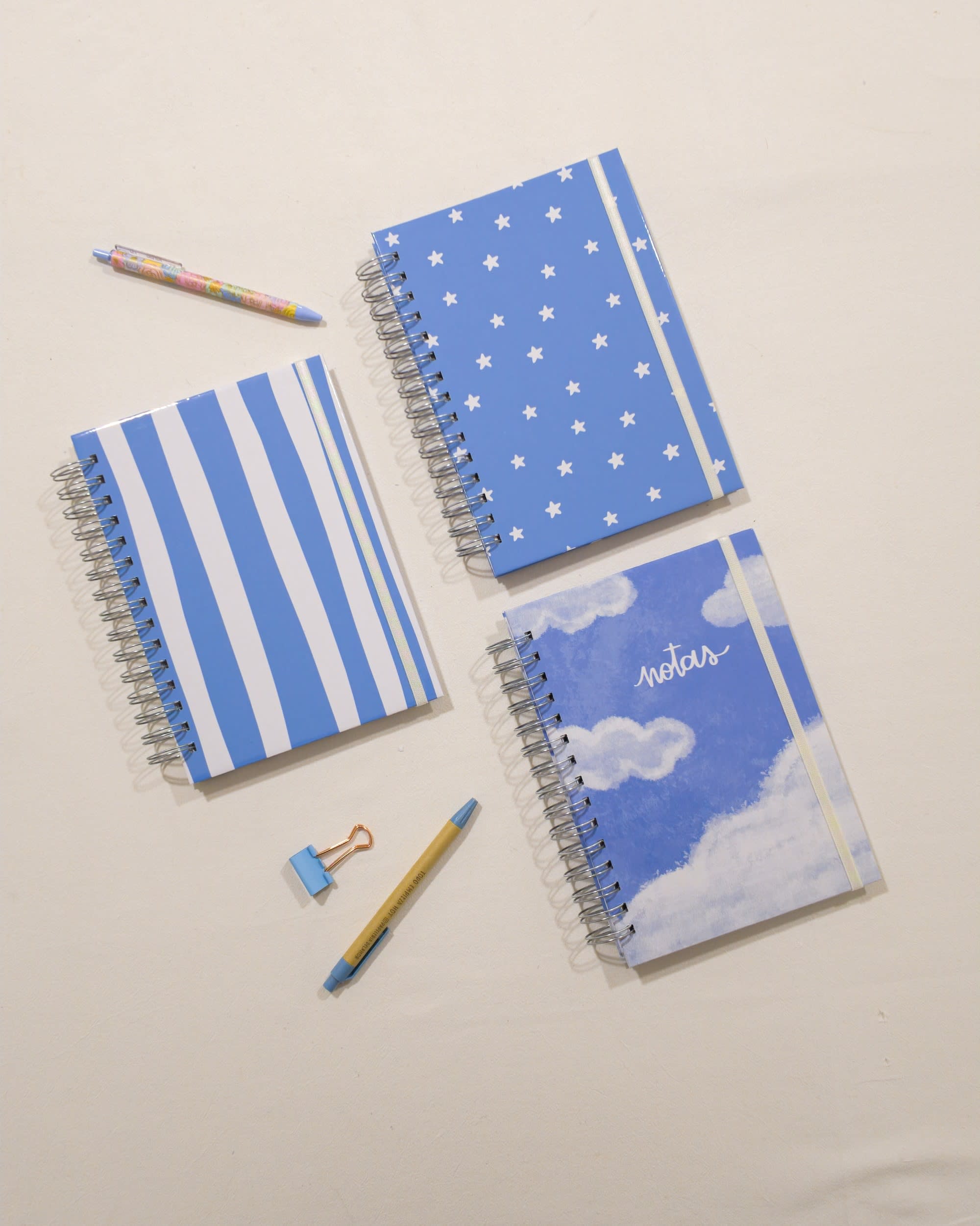 Los tres cuadernos de la colección Cielo de La Pape, vistos desde arriba