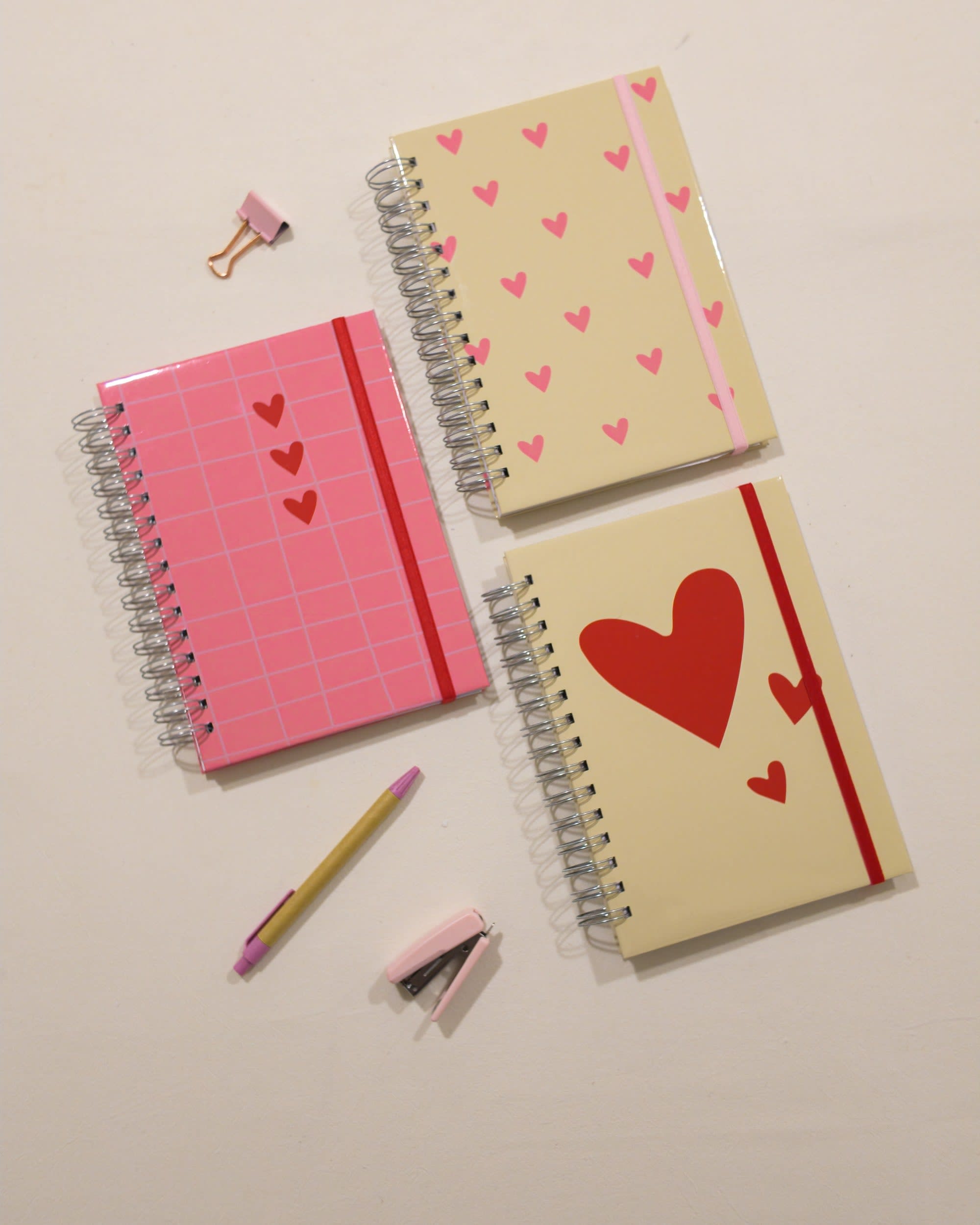 Los tres cuadernos de la colección Corazón de La Pape, vistos desde arriba