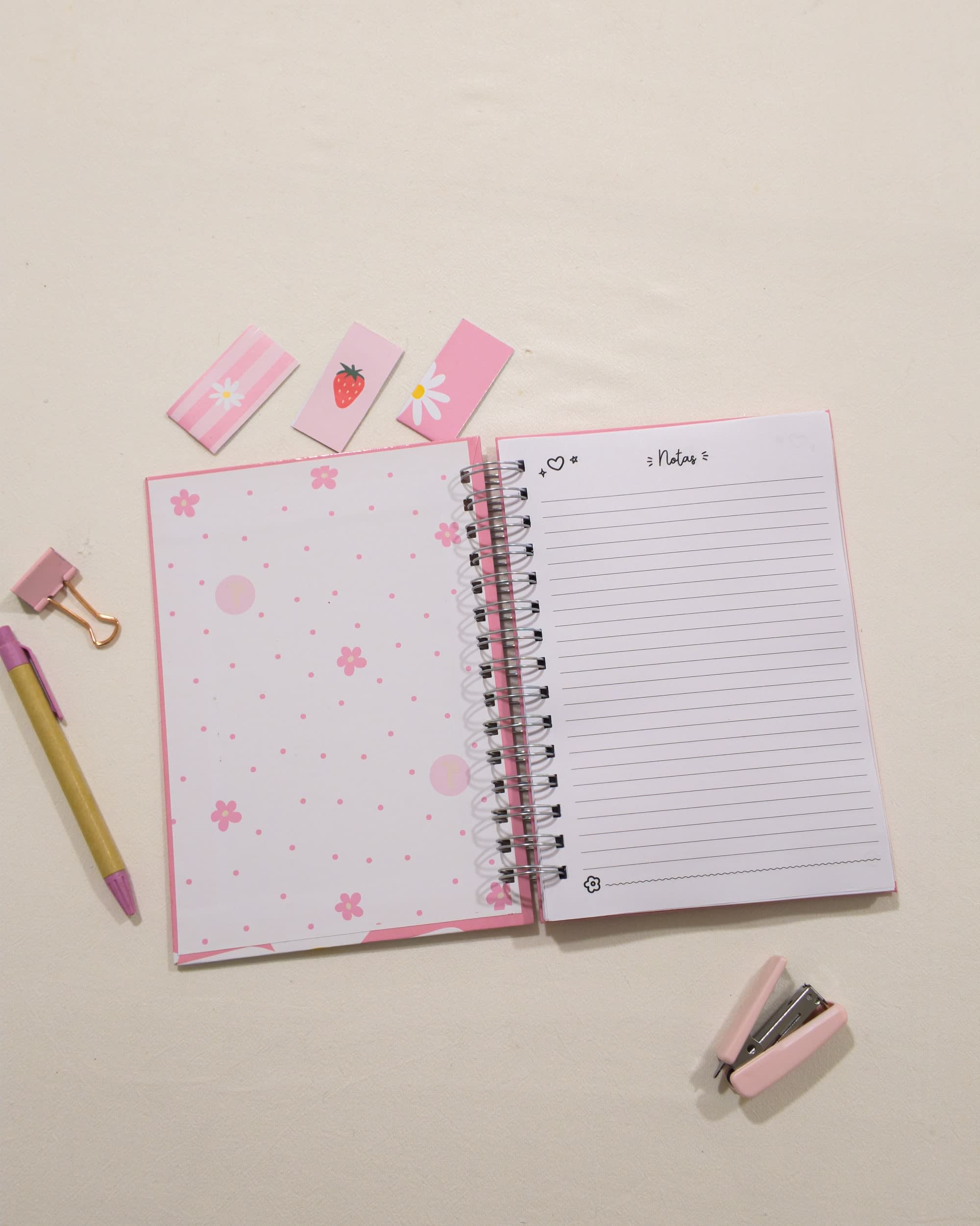 Interior rayado de un cuaderno de La Pape, abierto