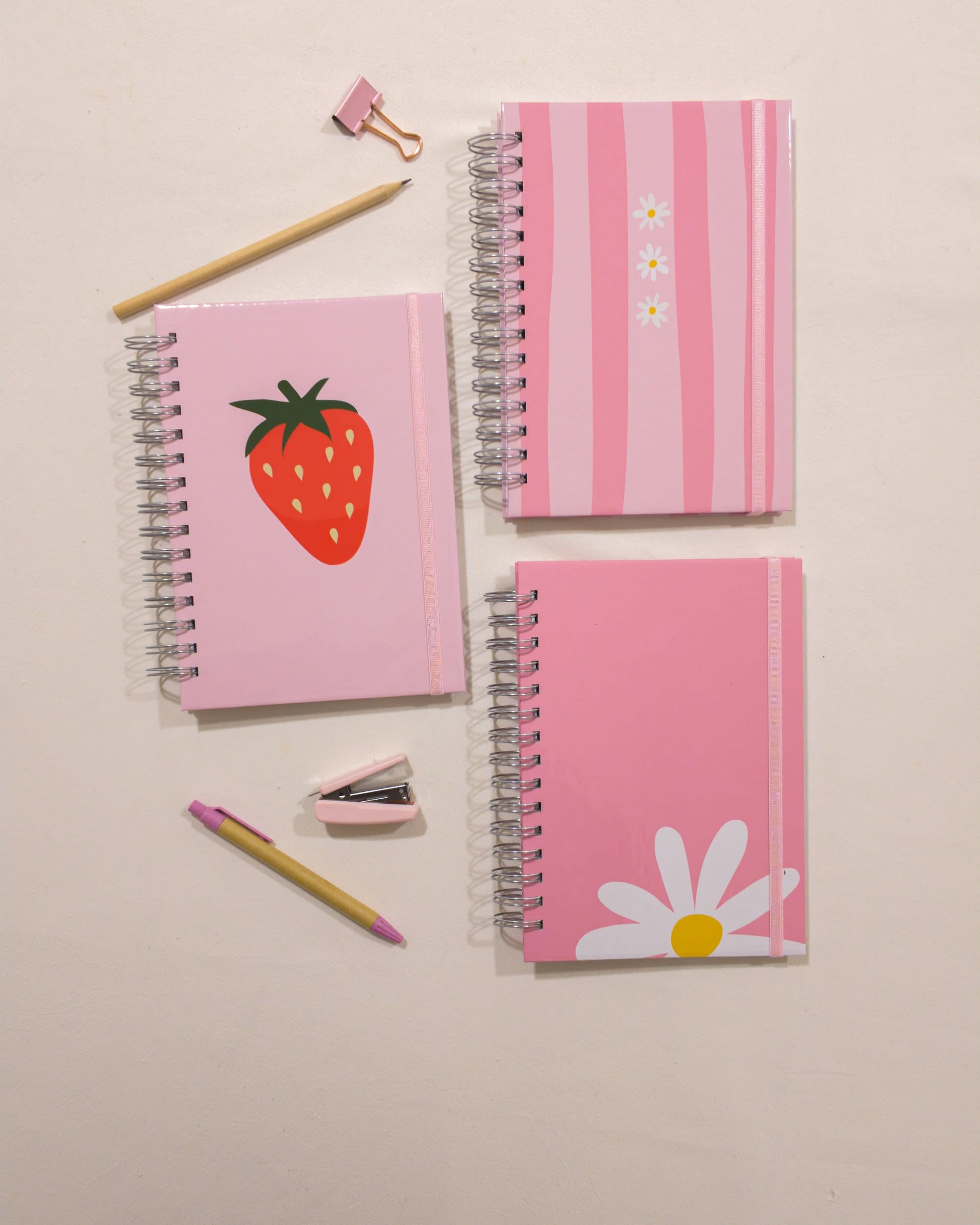 Los tres cuadernos de la colección Cosas buenas de La Pape, vistos desde arriba