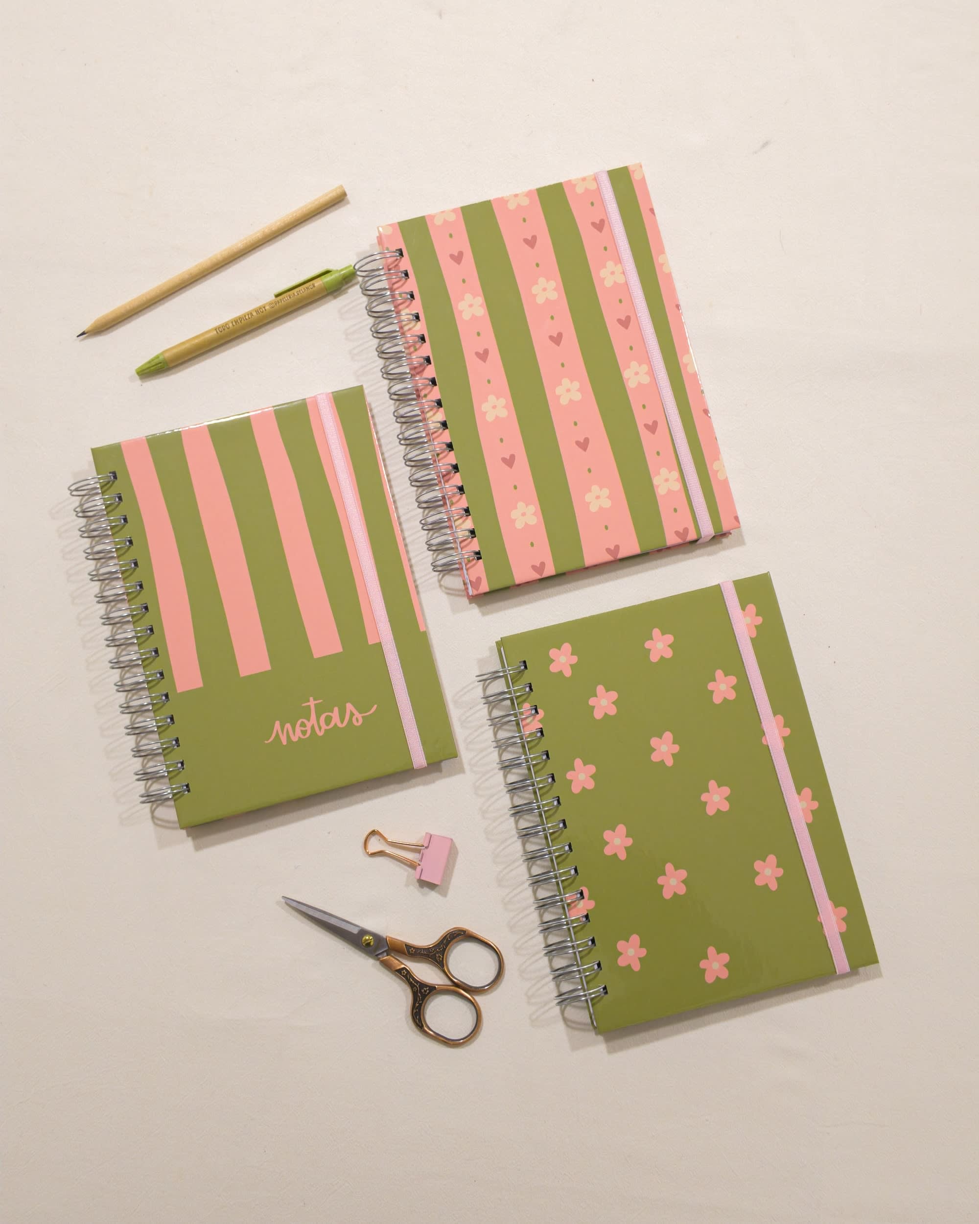 Los tres cuadernos de la colección Rumbo de La Pape, vistos desde arriba