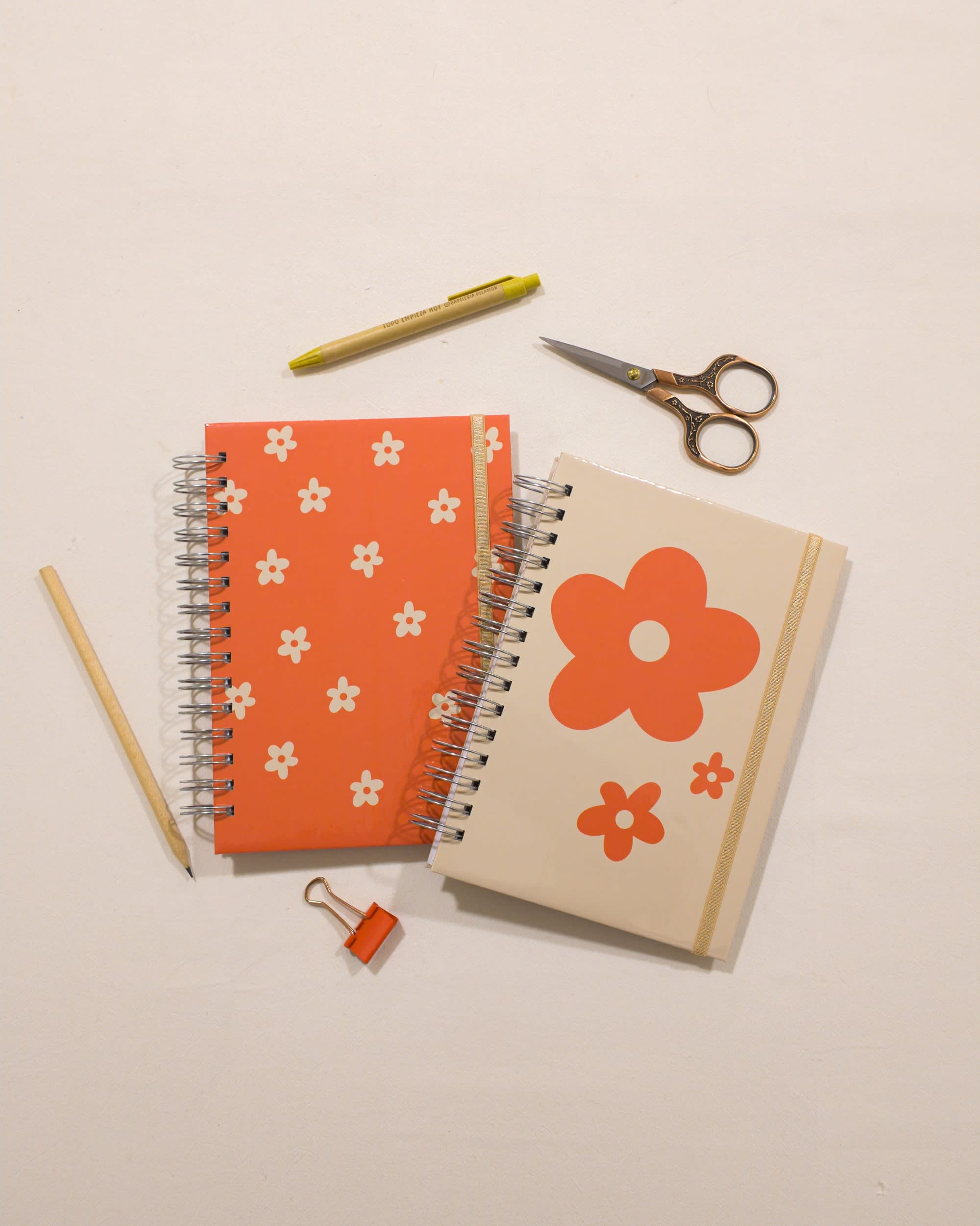 Los cuadernos Azahar y Amapola de La Pape, juntos, vistos desde arriba