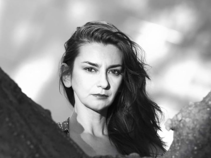 Esma-Toros-Black&White