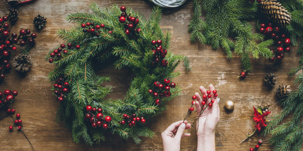 DIY Christmas decorations and wreaths from evergreen branches