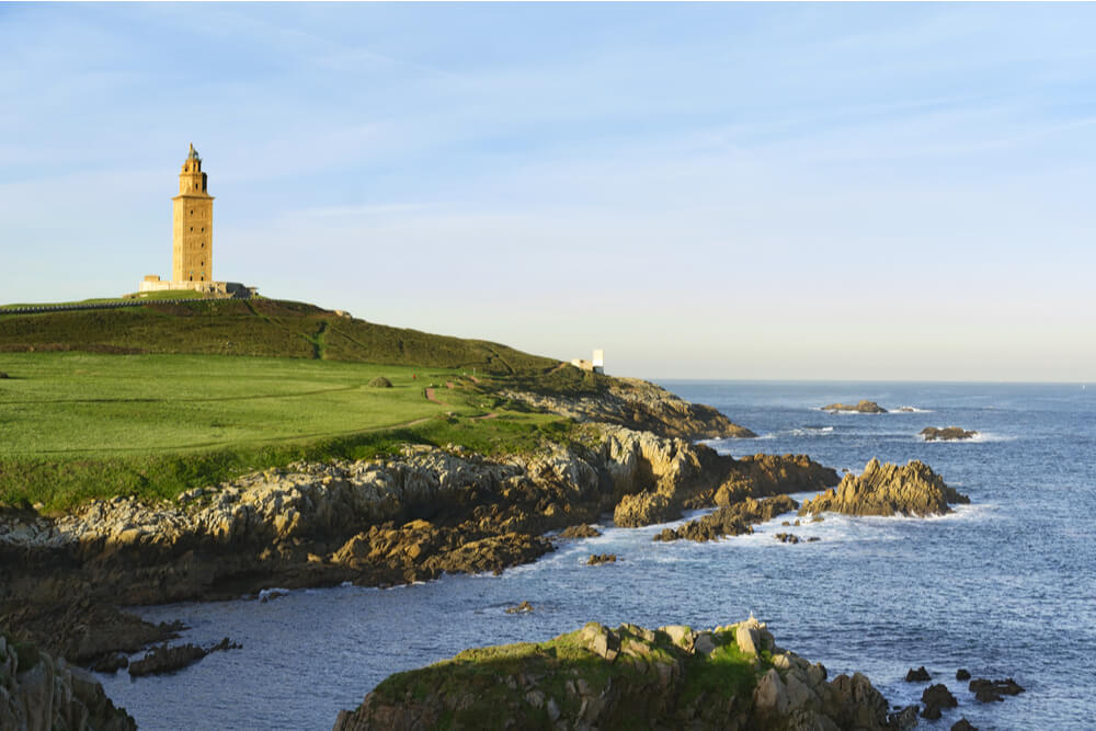 View of Torre de Hércules and the ocean.