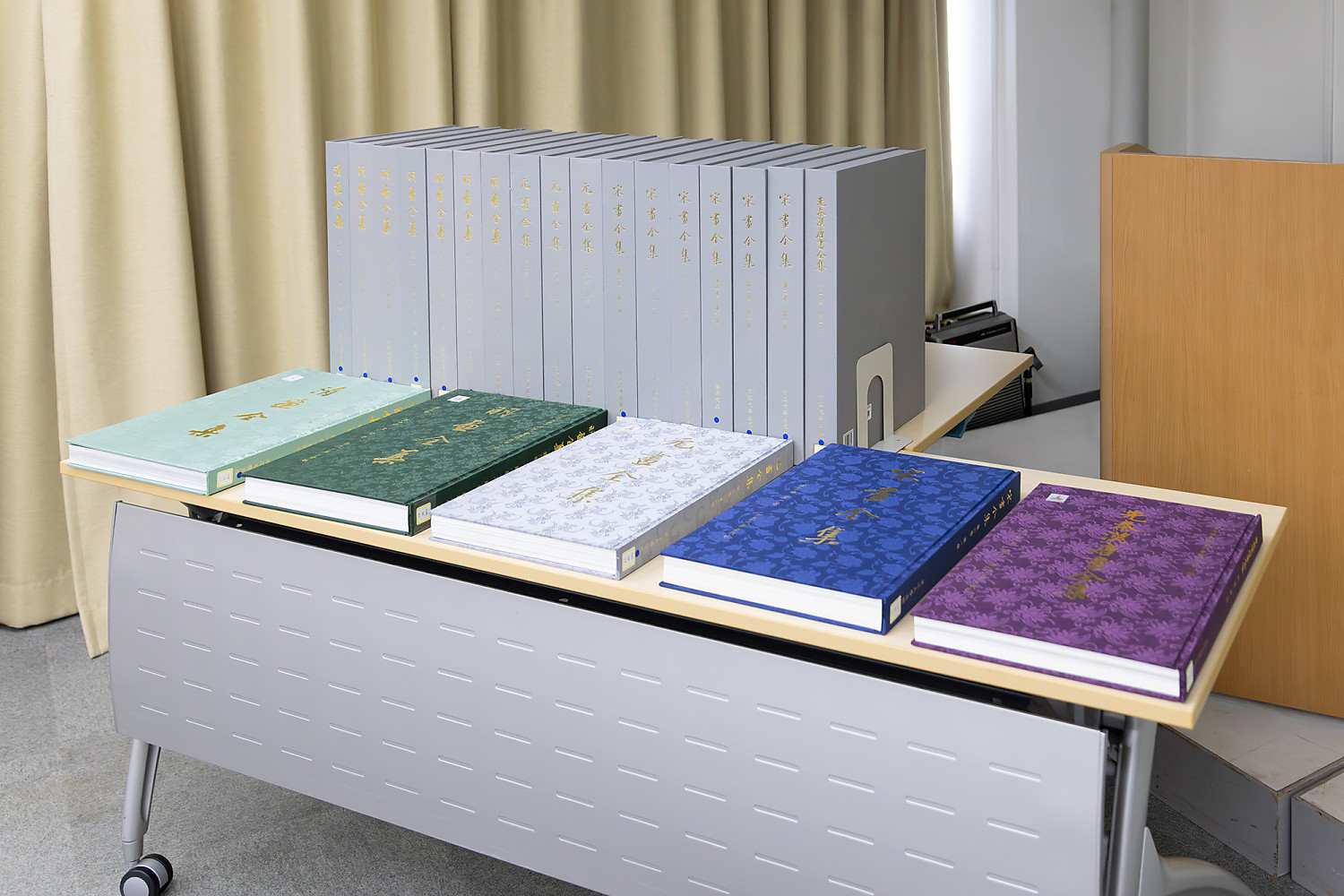 東文研図書室に『中国歴代絵画大系』が寄贈されました！
