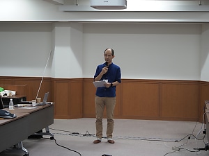 会議を総括する森本一夫教授（東洋文化研究所）