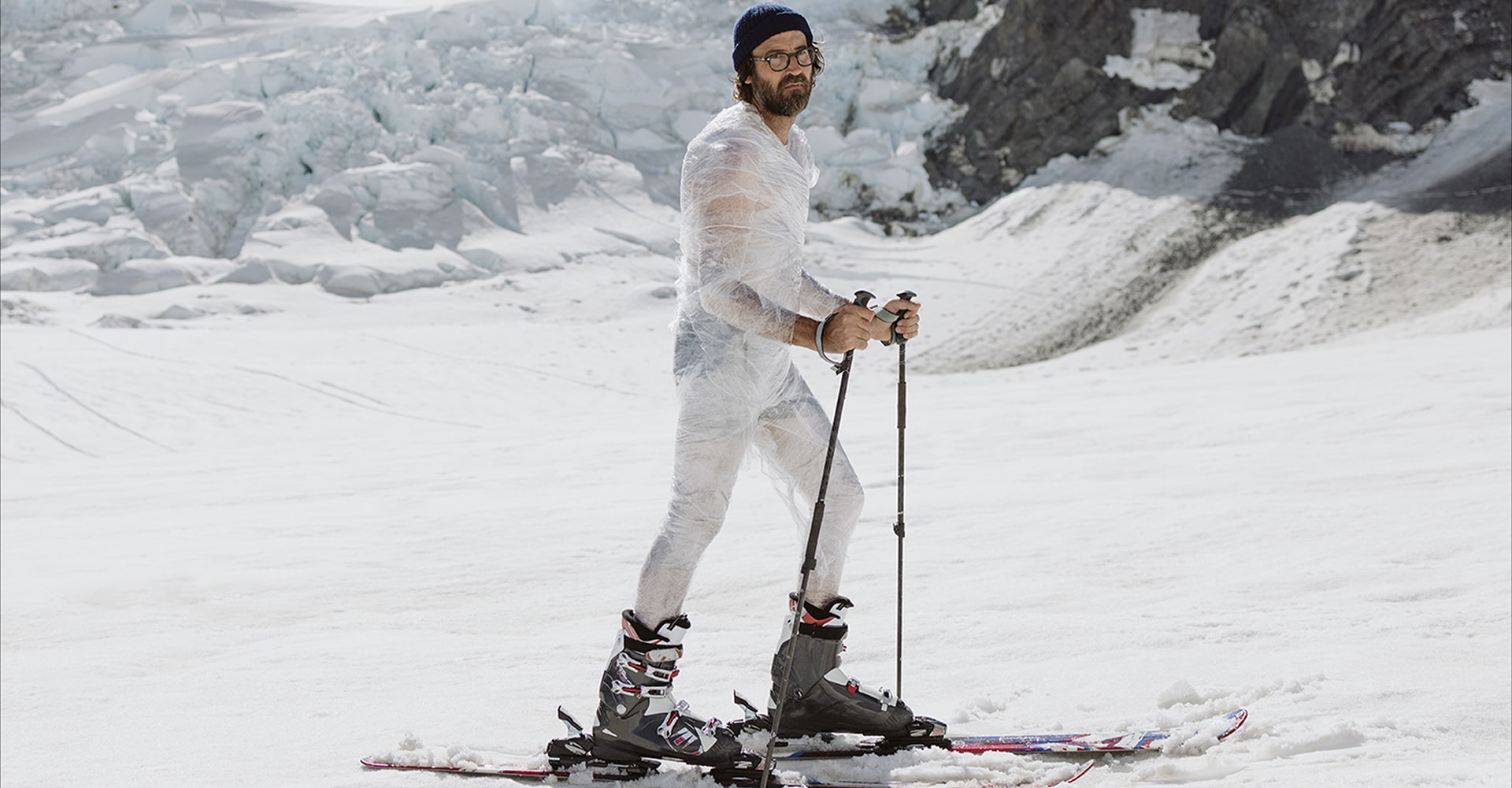 Ski homme portant une pellicule plastique