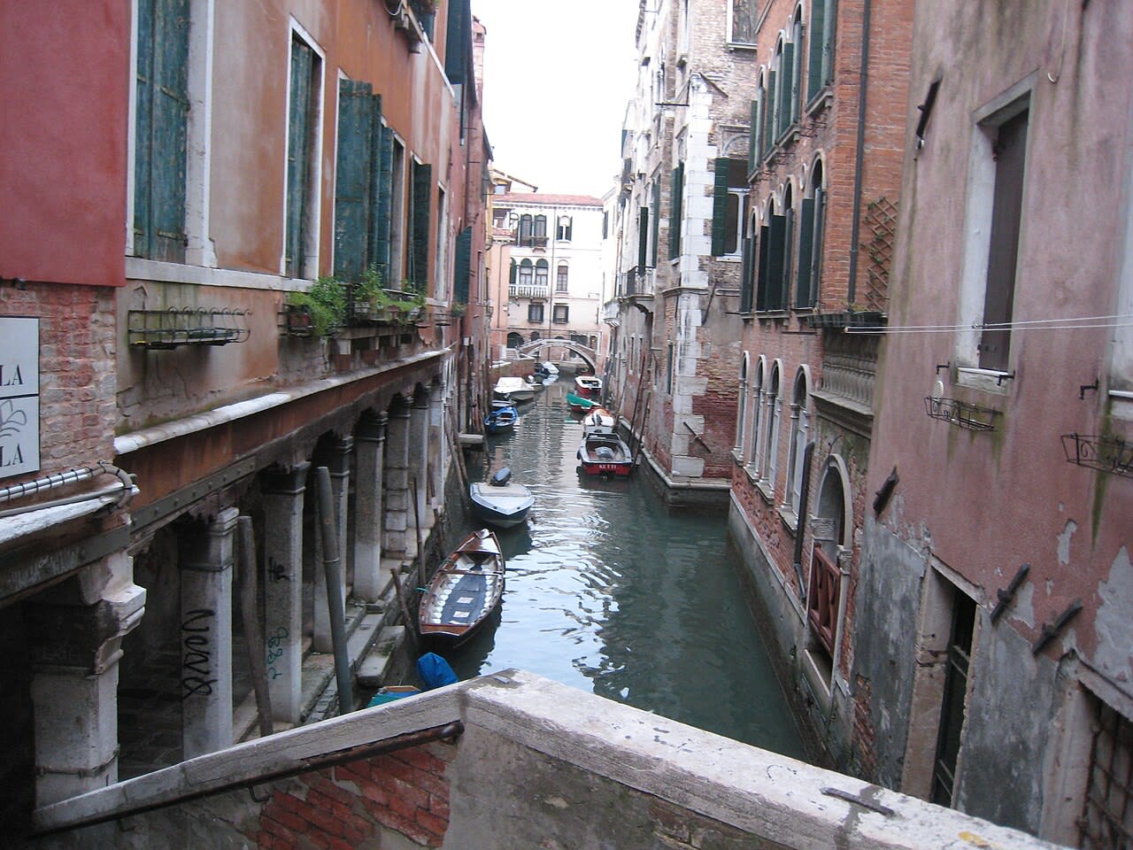 Canale interno di Venezia con barchini