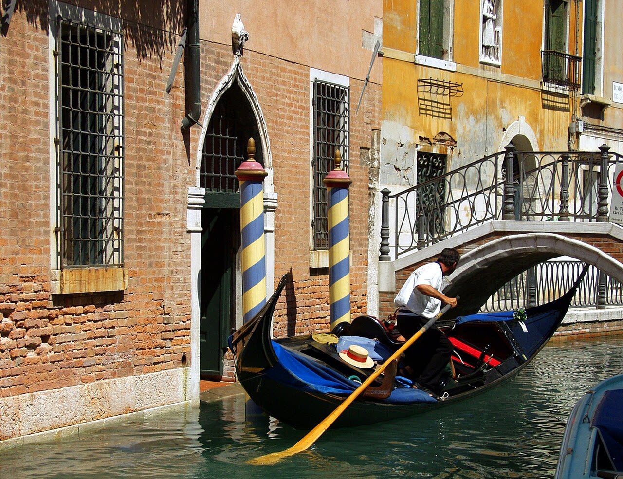Gondola a Venezia che passa sotto un ponte