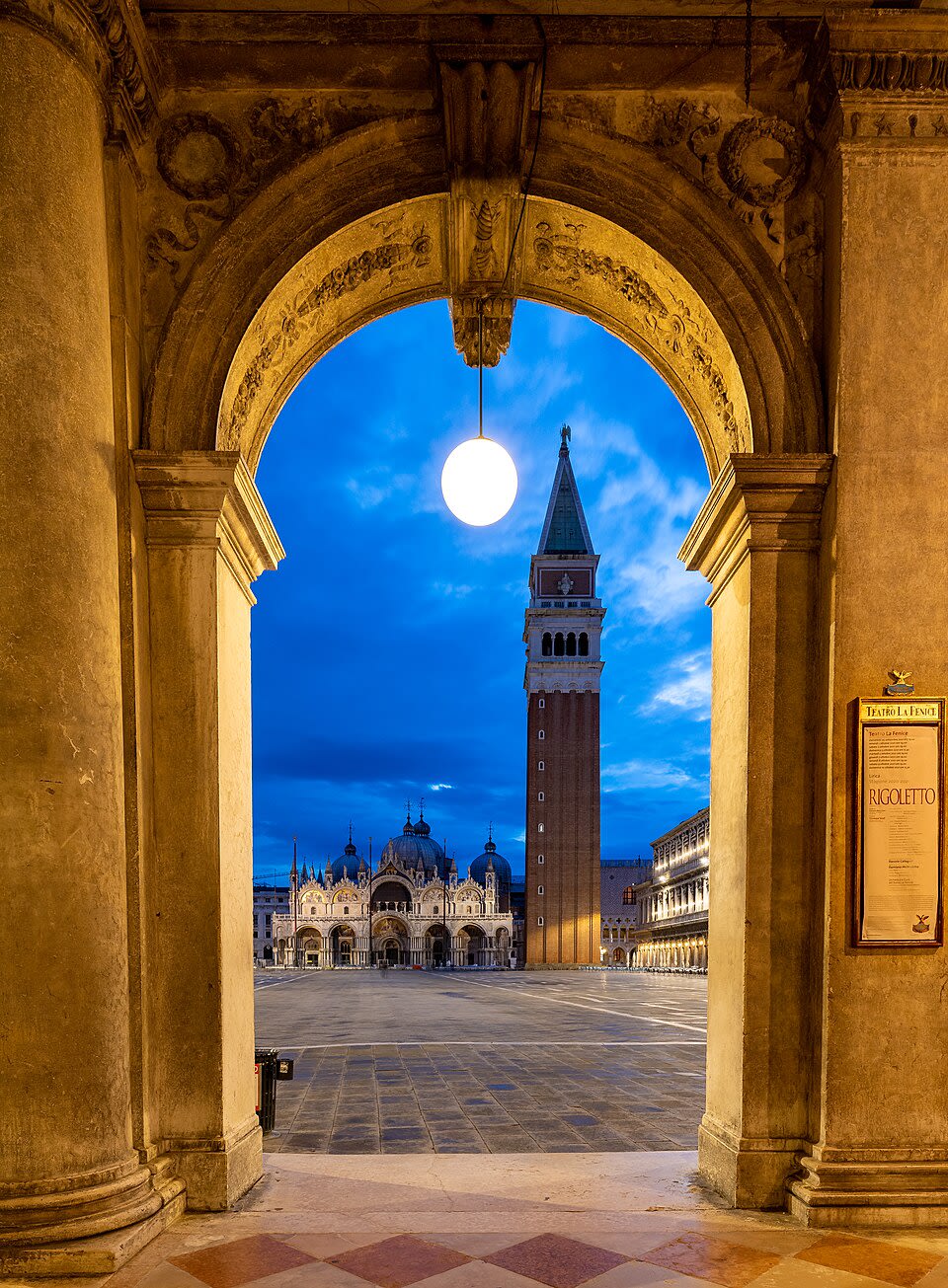 Scorcio di Piazza San Marco di notte con il Campanile