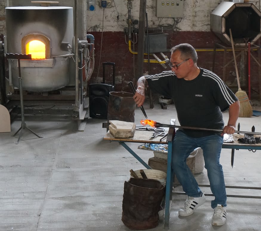 Maestro del vetro a Murano che lavora