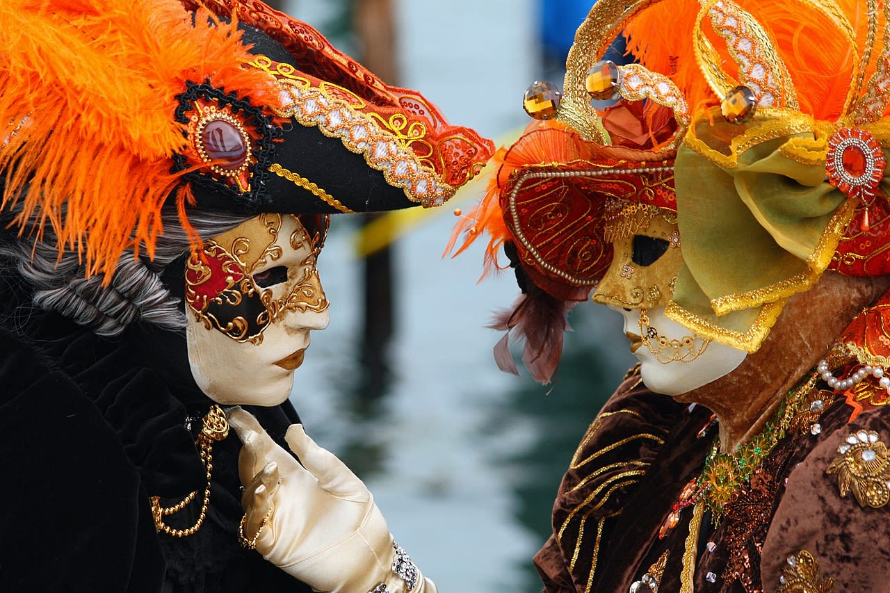 Maschere colorate del Carnevale di Venezia in Piazza San Marco