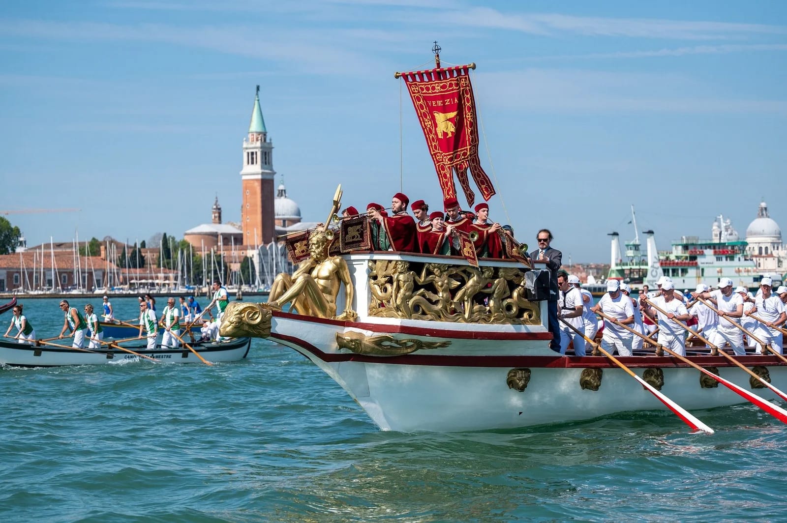 Bucintoro (copia), gondole e imbarcazioni sul Bacino di San Marco durante la Festa della Sensa