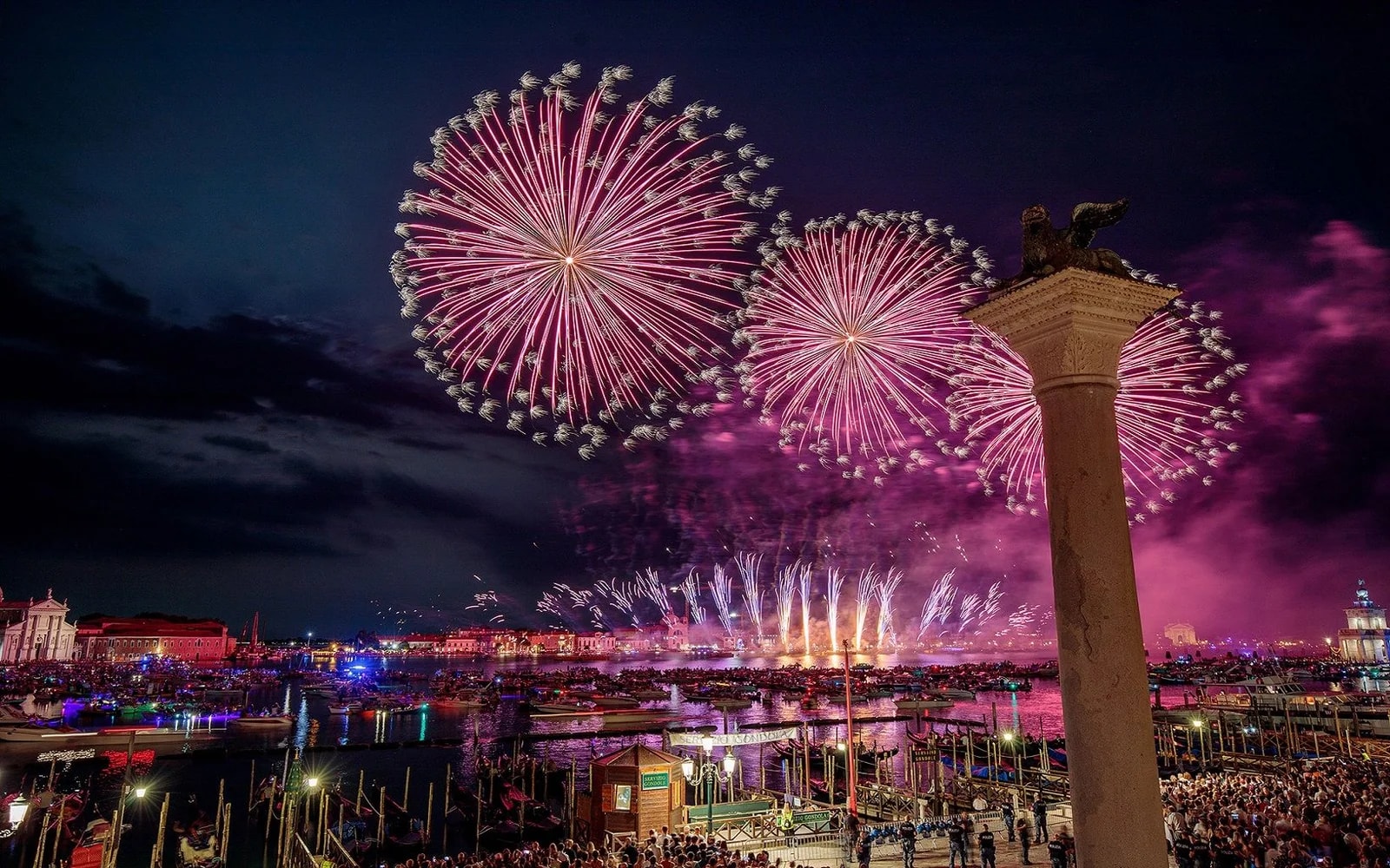 Fuochi d'artificio in Canal Grande durante la Festa del Redentore a Venezia