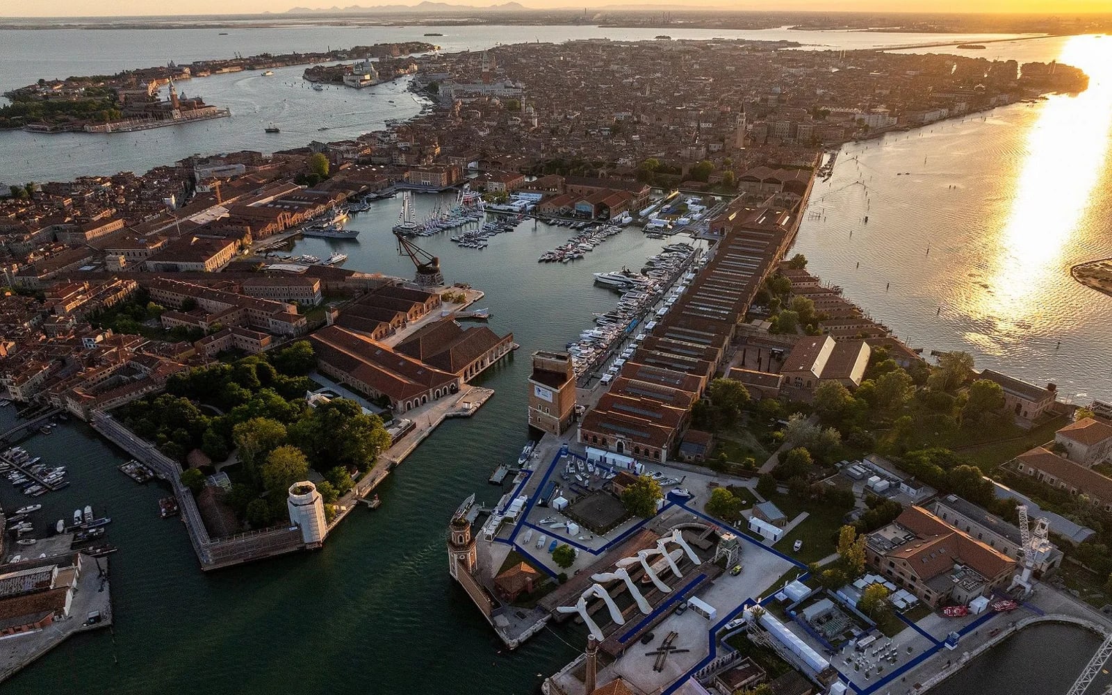 Area espositiva del Salone Nautico di Venezia all'interno dell'Arsenale, vista aerea dall'alto