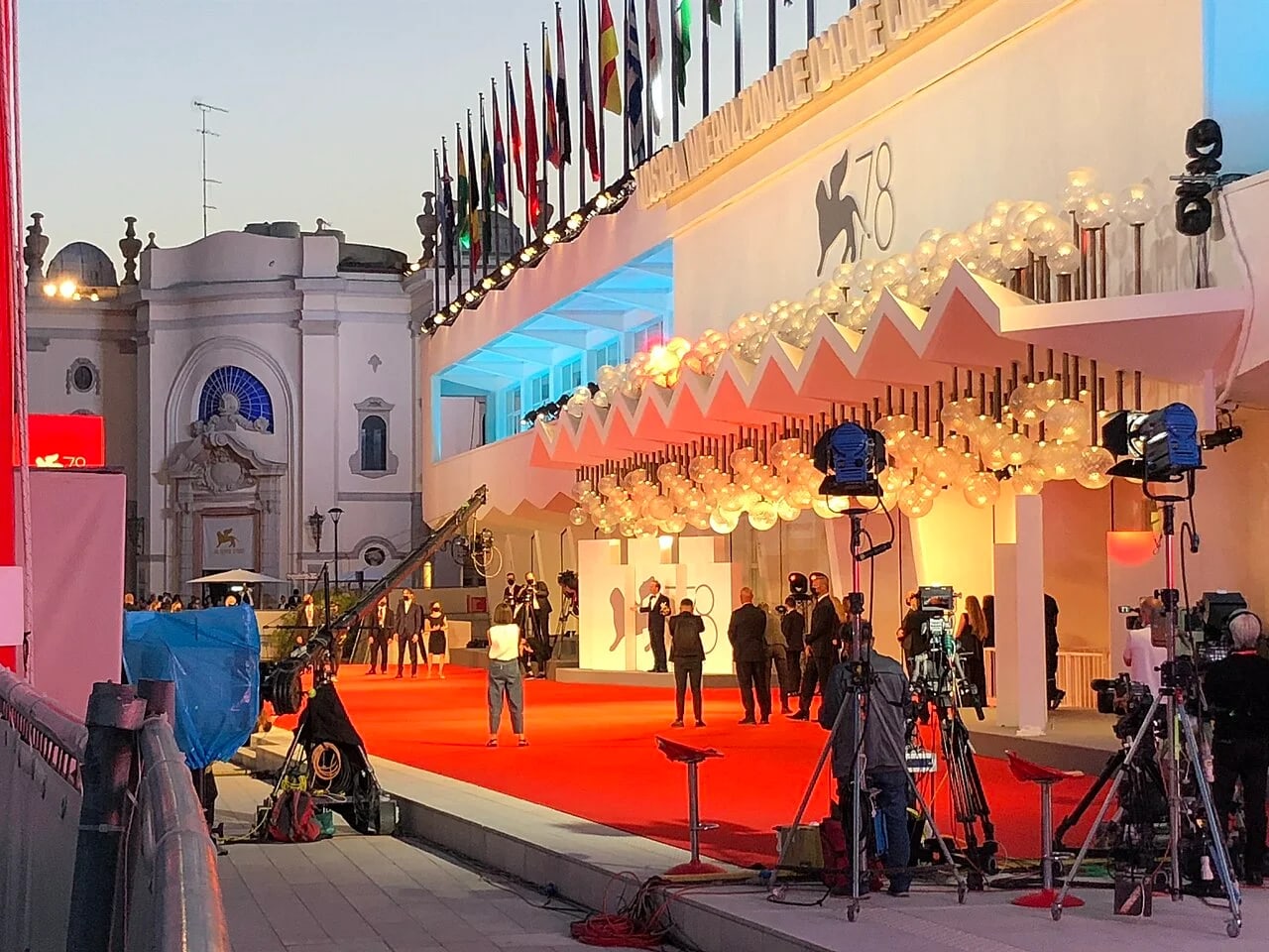 Ingresso della mostra con red carpet
