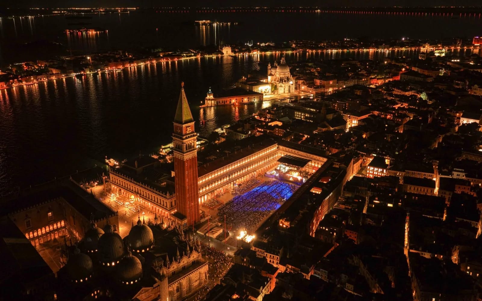 Vista dall'alto di sera di Piazza San Marco 