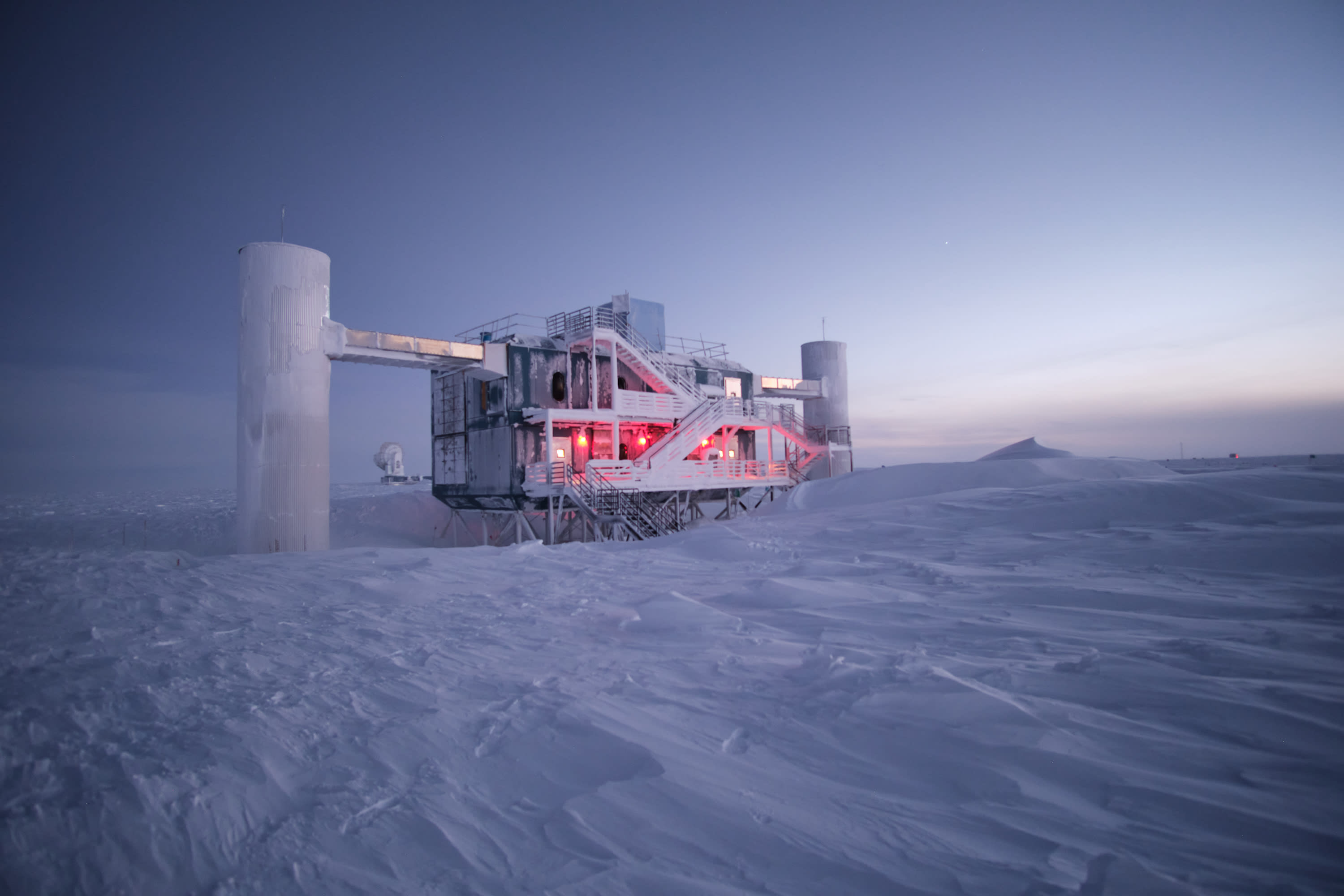 Laboratório IceCube coberto de gelo e neve no Polo Sul ao amanhecer