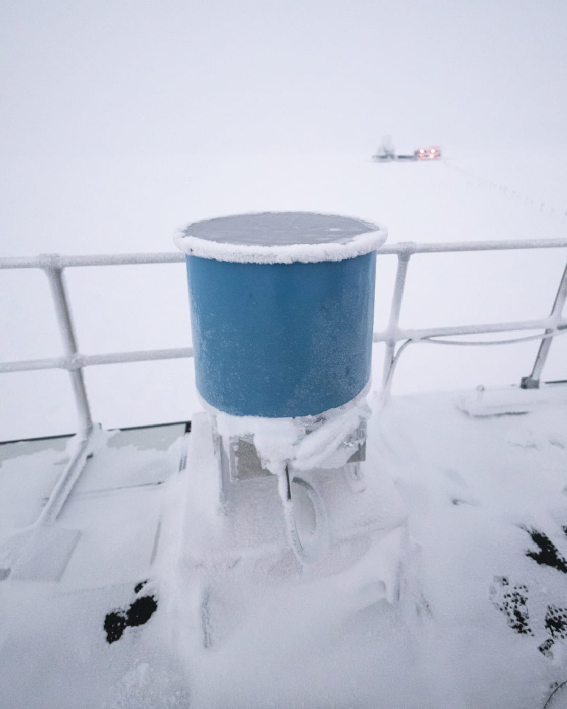 Close-up of the IceAct telescope installed on the roof of the ICL.