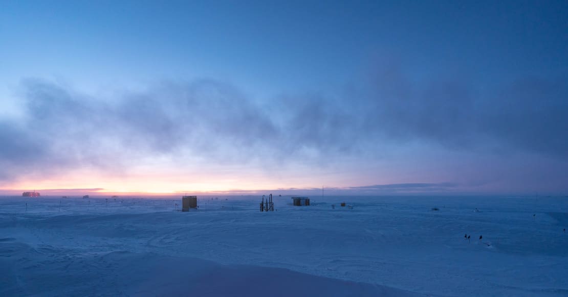 Glow of light along horizon at South Pole.