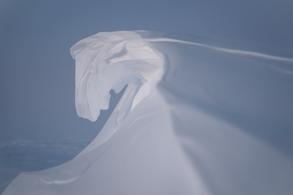 Close-up of striking, curled-over snowdrift.