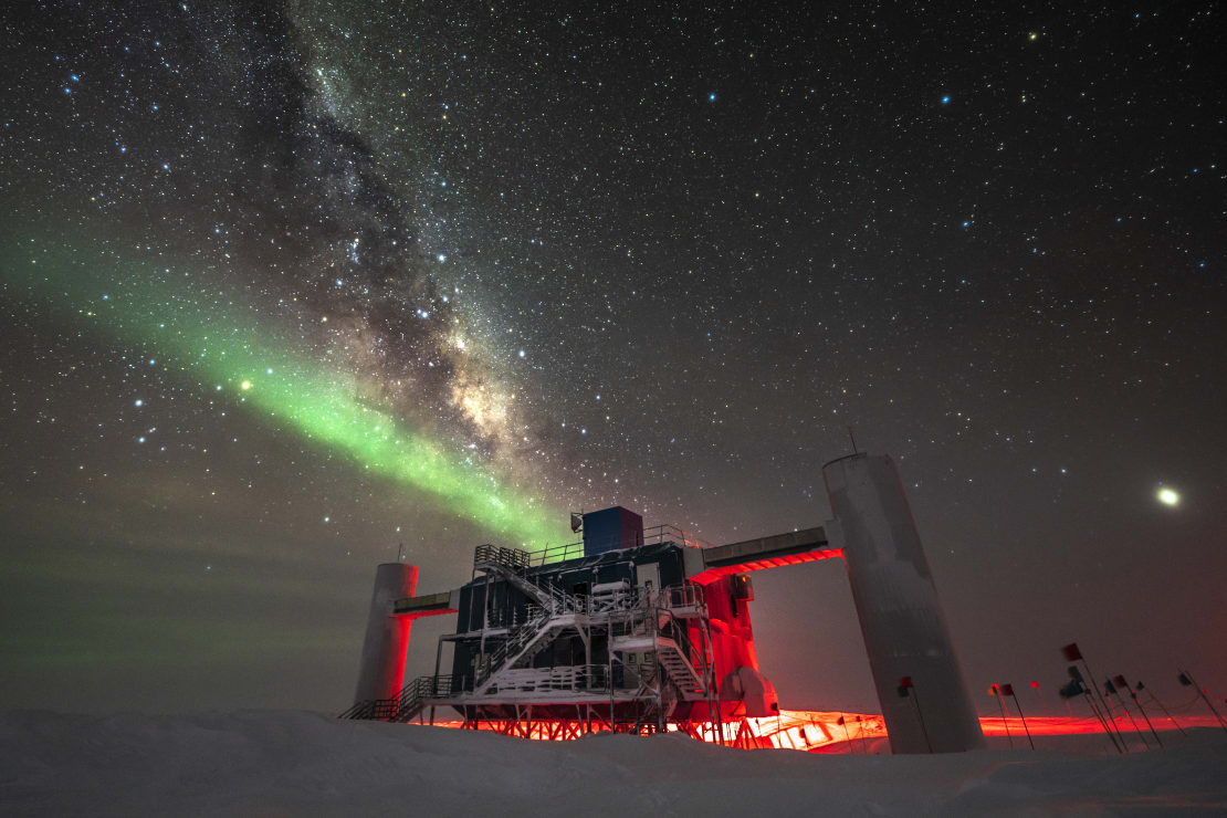 IceCube Lab, with streak of auroras and Milky Way overhead.