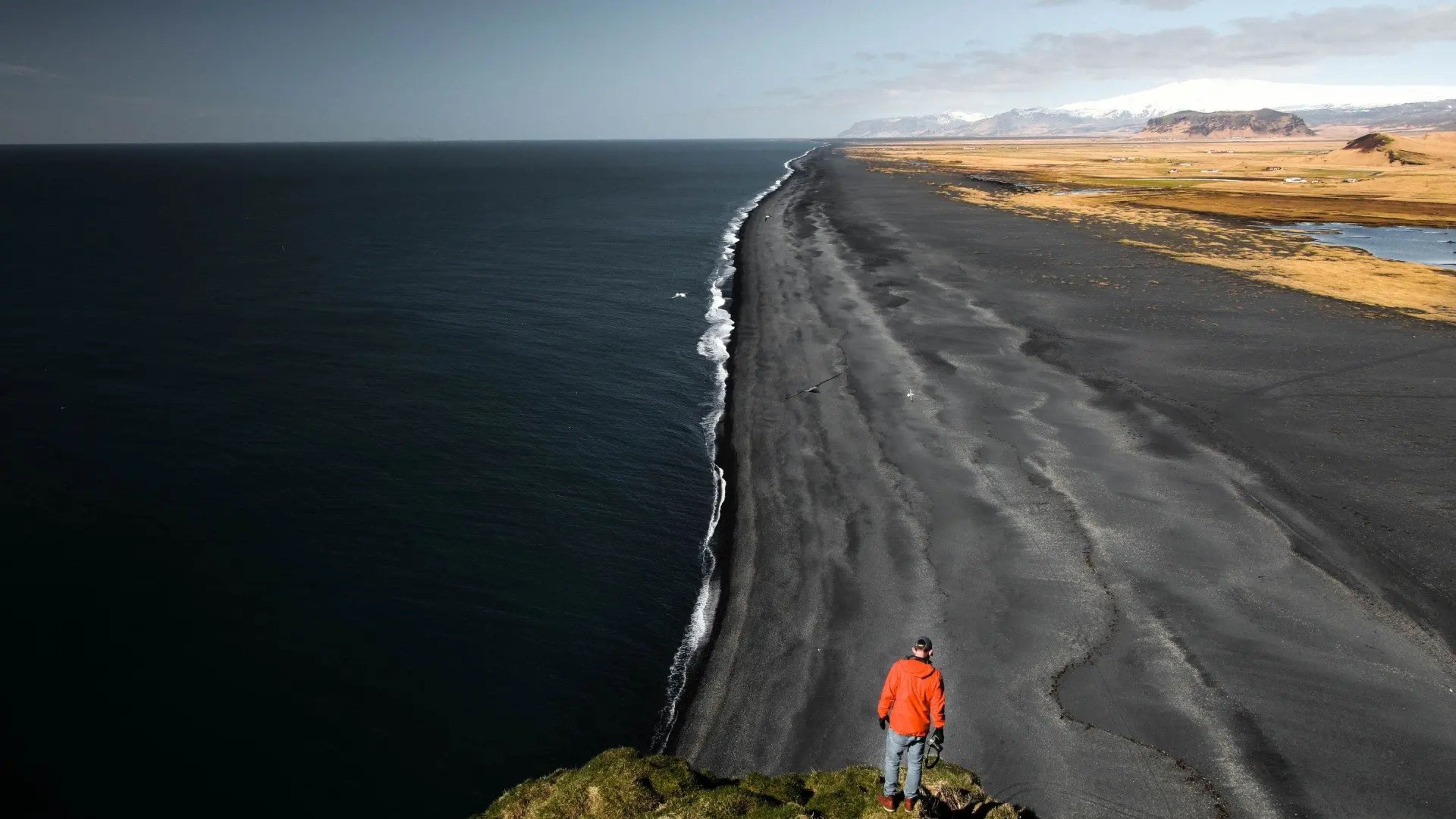 Dyrholaey-black-sand-beach-Iceland-1.jpg.webp