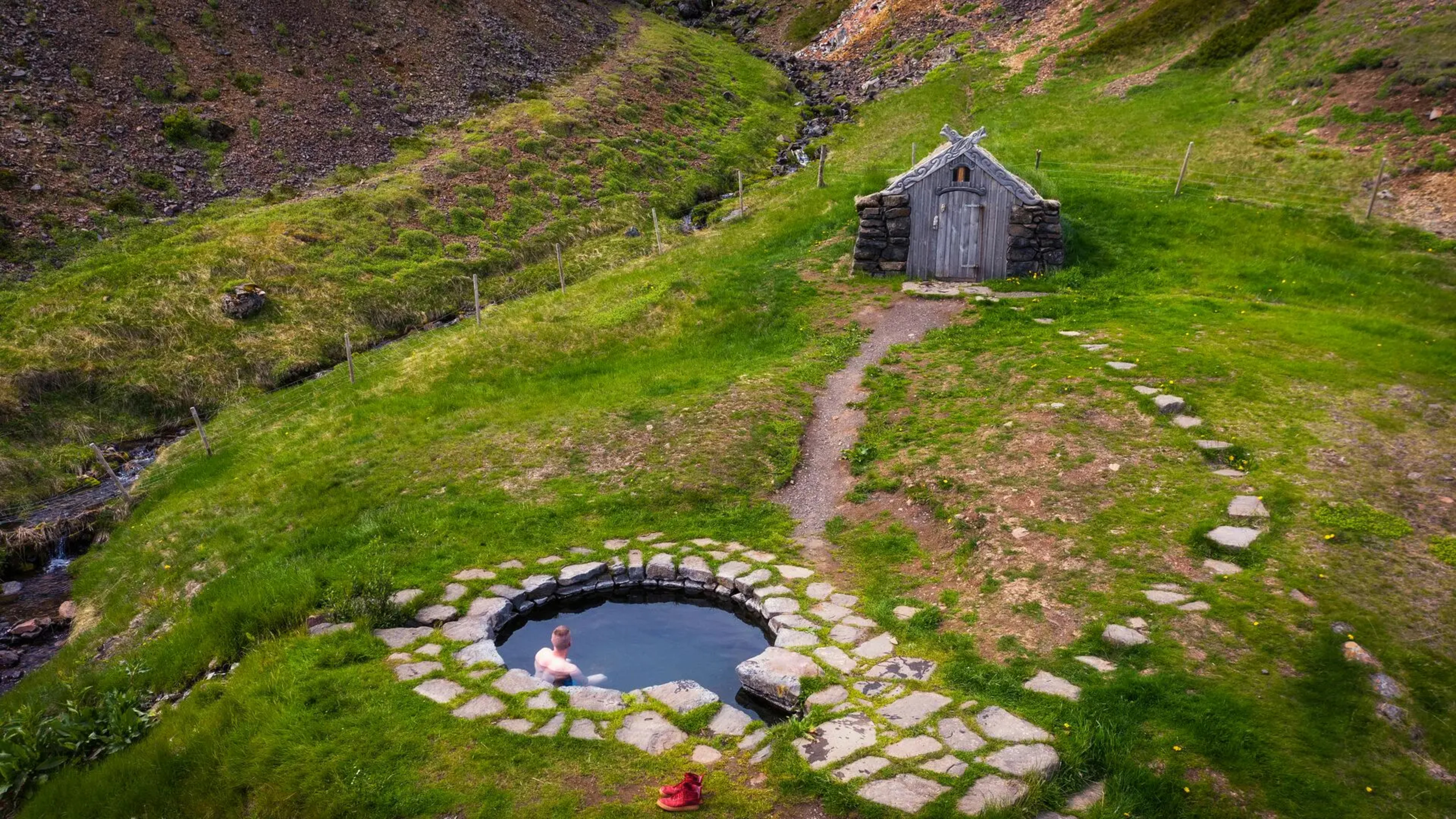 Gudrunarlaug hot spring and changing hut