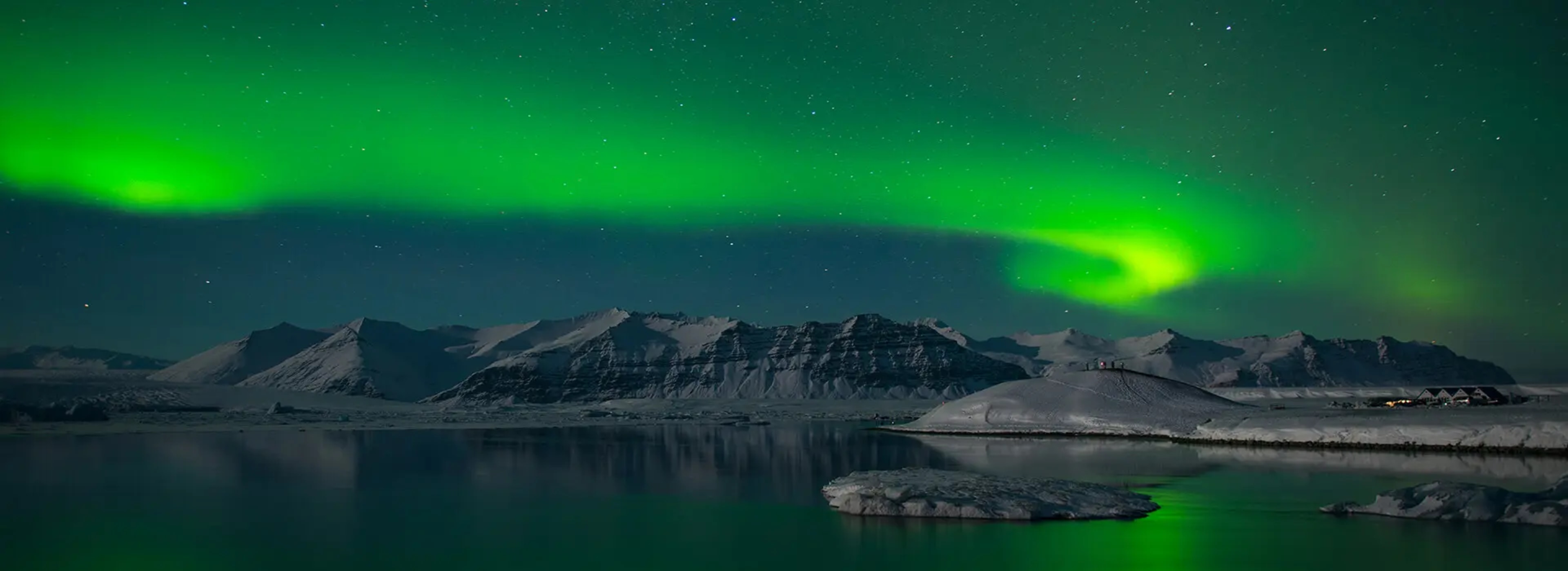 Green Northern Lights over Jokulsarlon glacier lagoon