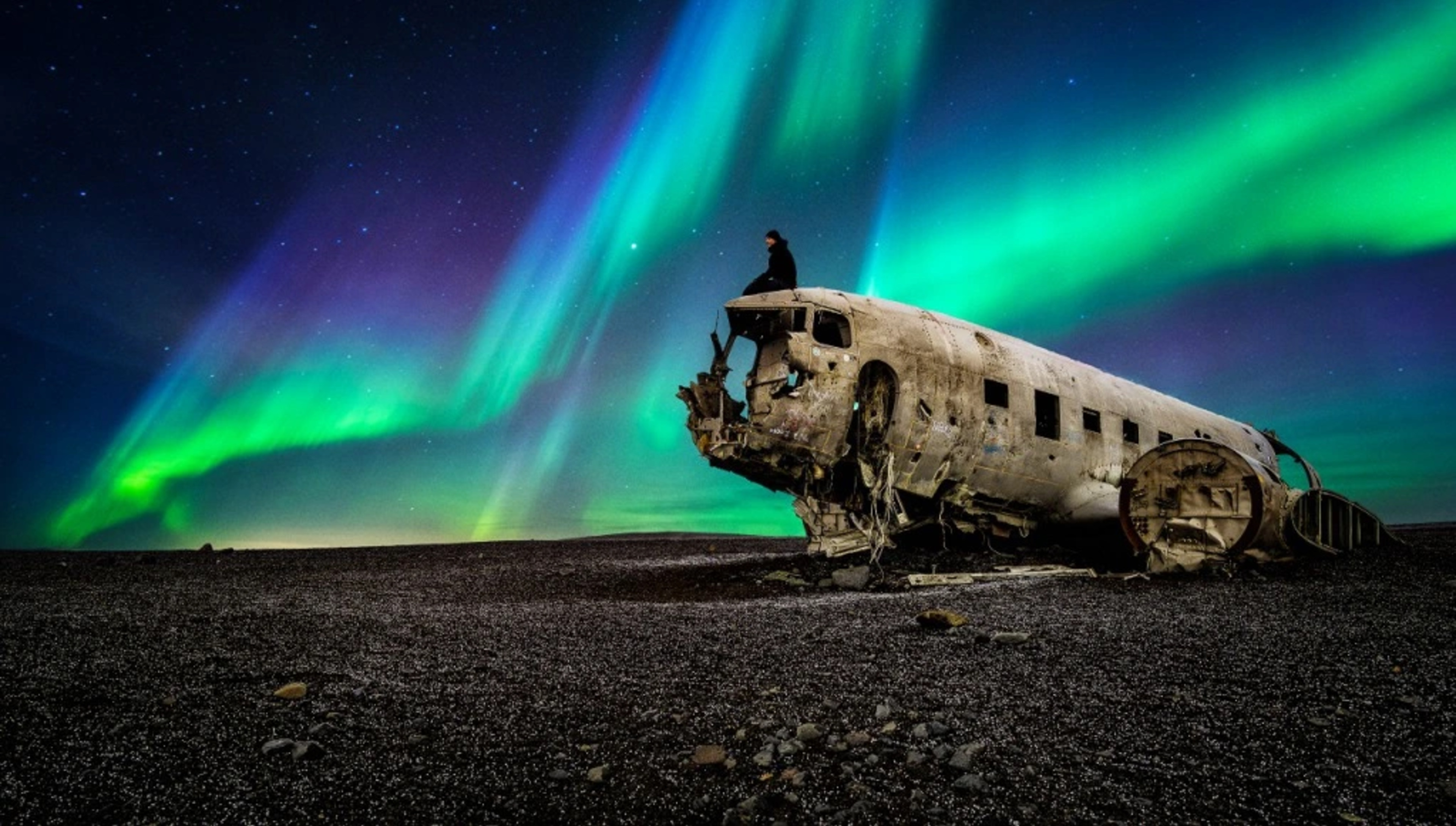 Northern-lights-plane-wreck-on-Solheimasandur-Iceland-1024x581.jpg.webp