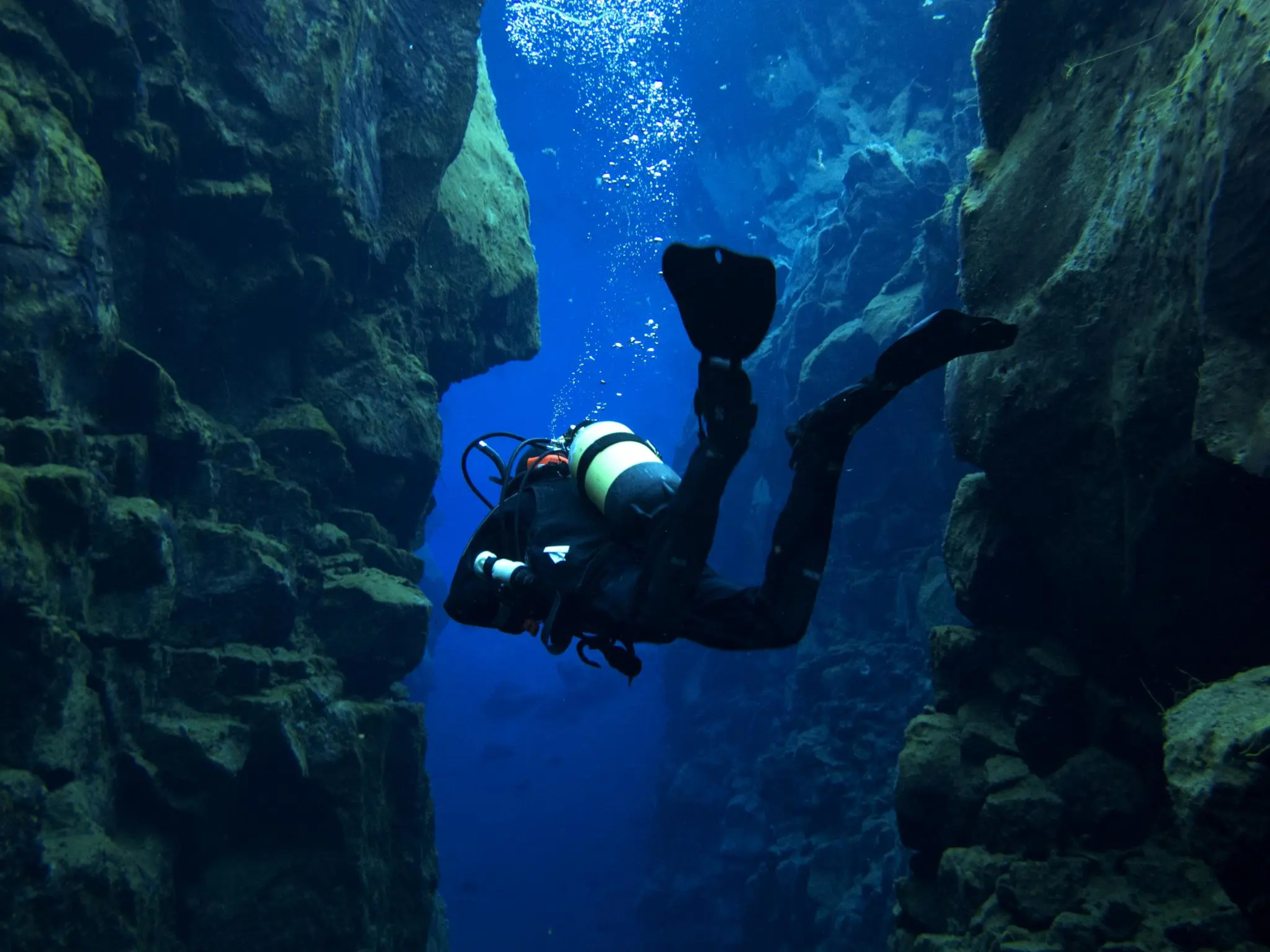 Scuba-Diving-at-Silfra-Iceland-in-Dry-Suits-at-the-Continental-Divide-at-the-Thingvellir-National-Park-2048x1536.jpg.webp