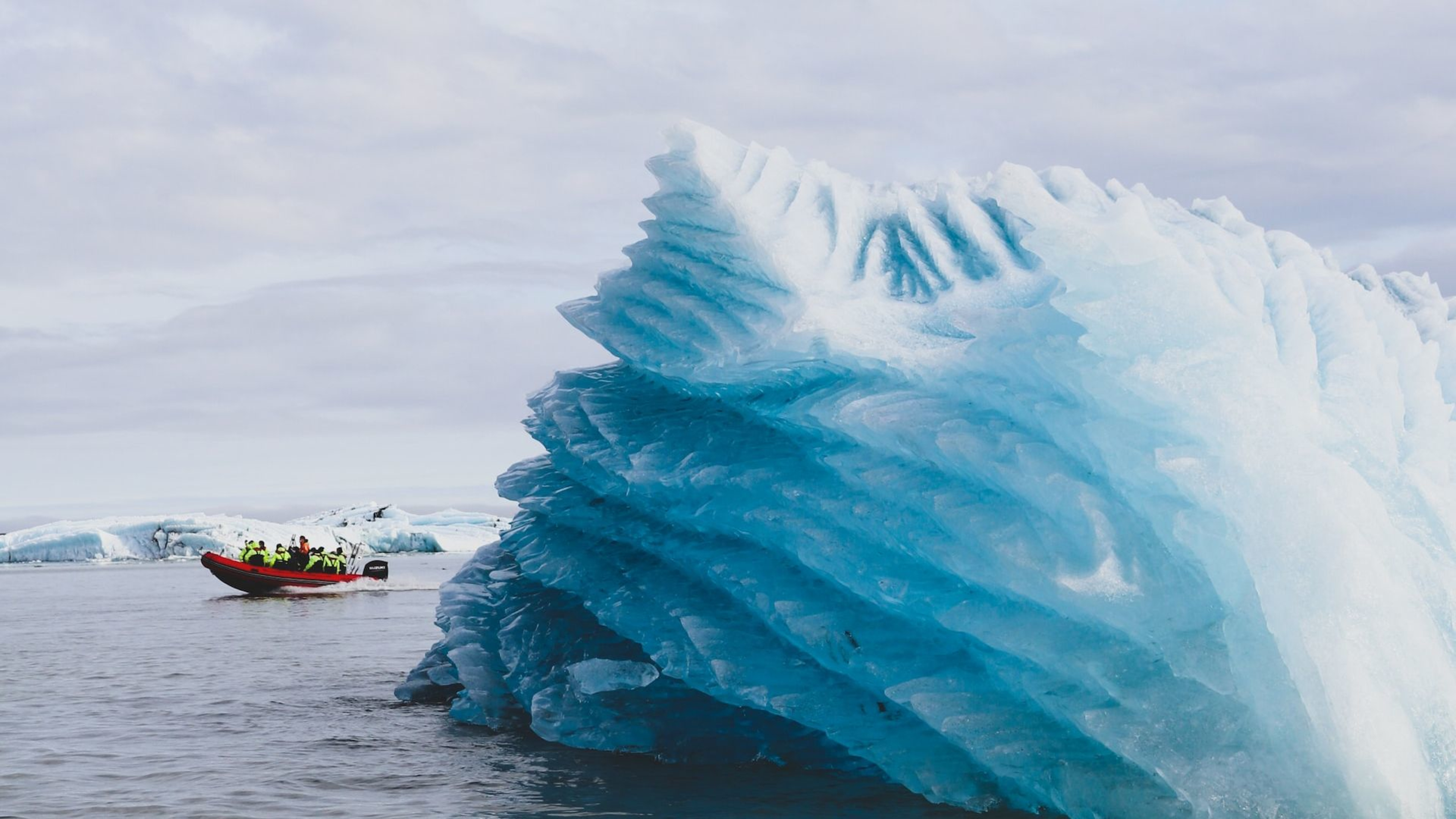 Boat tour on Jökulárslón glacier lagoon
