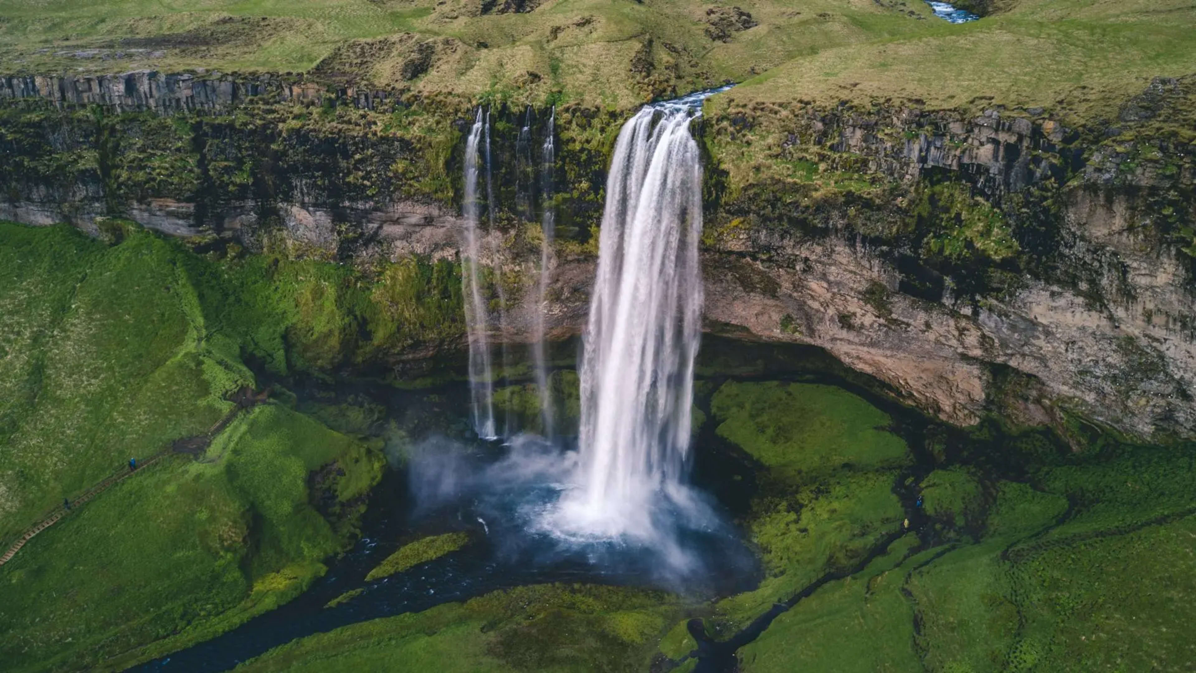 https://res.cloudinary.com/icelandtours/g_auto%2Cf_auto%2Cc_fill%2Cw_3840%2Cq_auto%3Agood/seljalandsfoss_waterfall_lucas_davies_unsplash_jpg_281e28e44b.webp