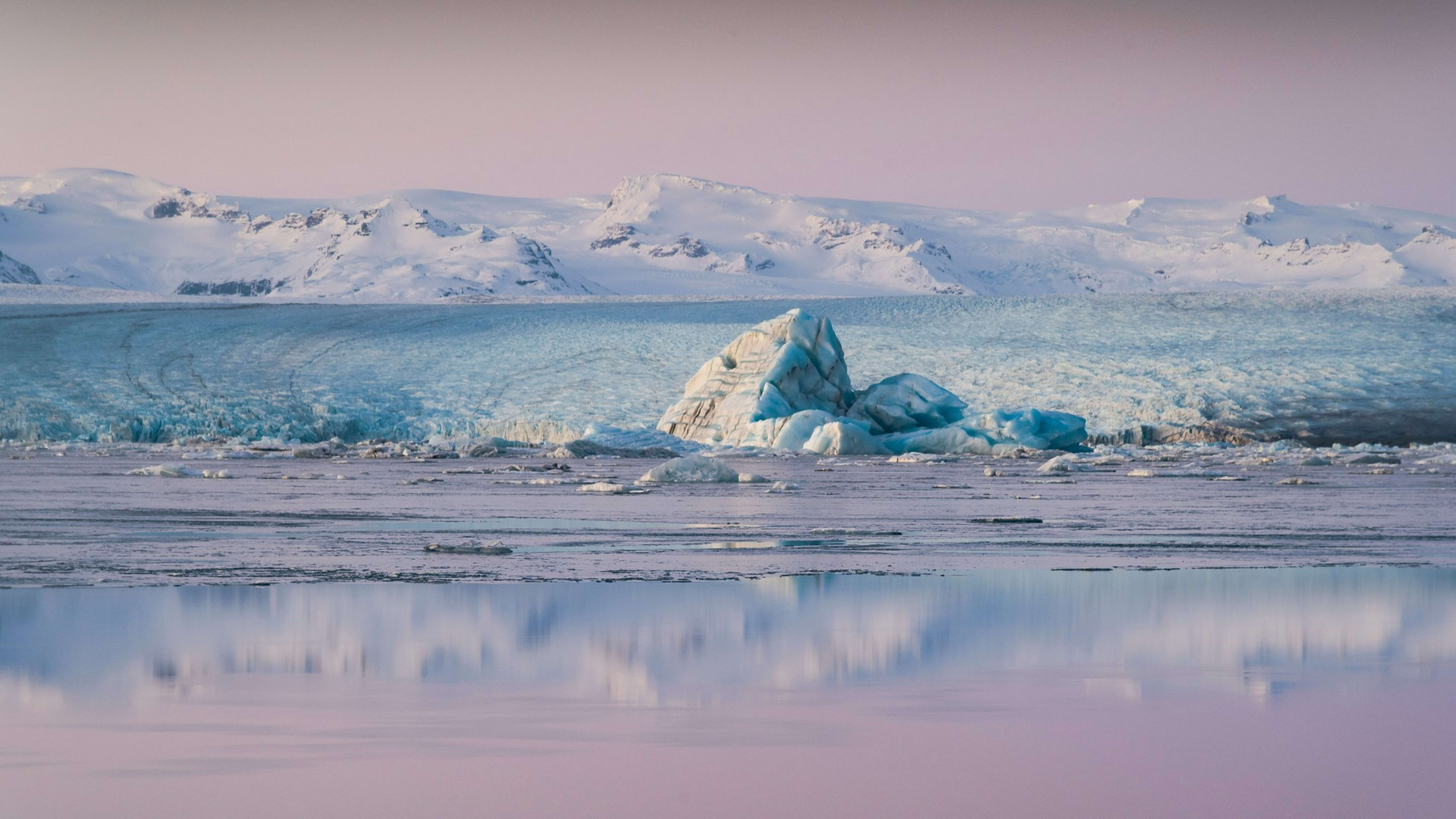 Jökulsárlón glacier lagoon at sunrise with a pink sky