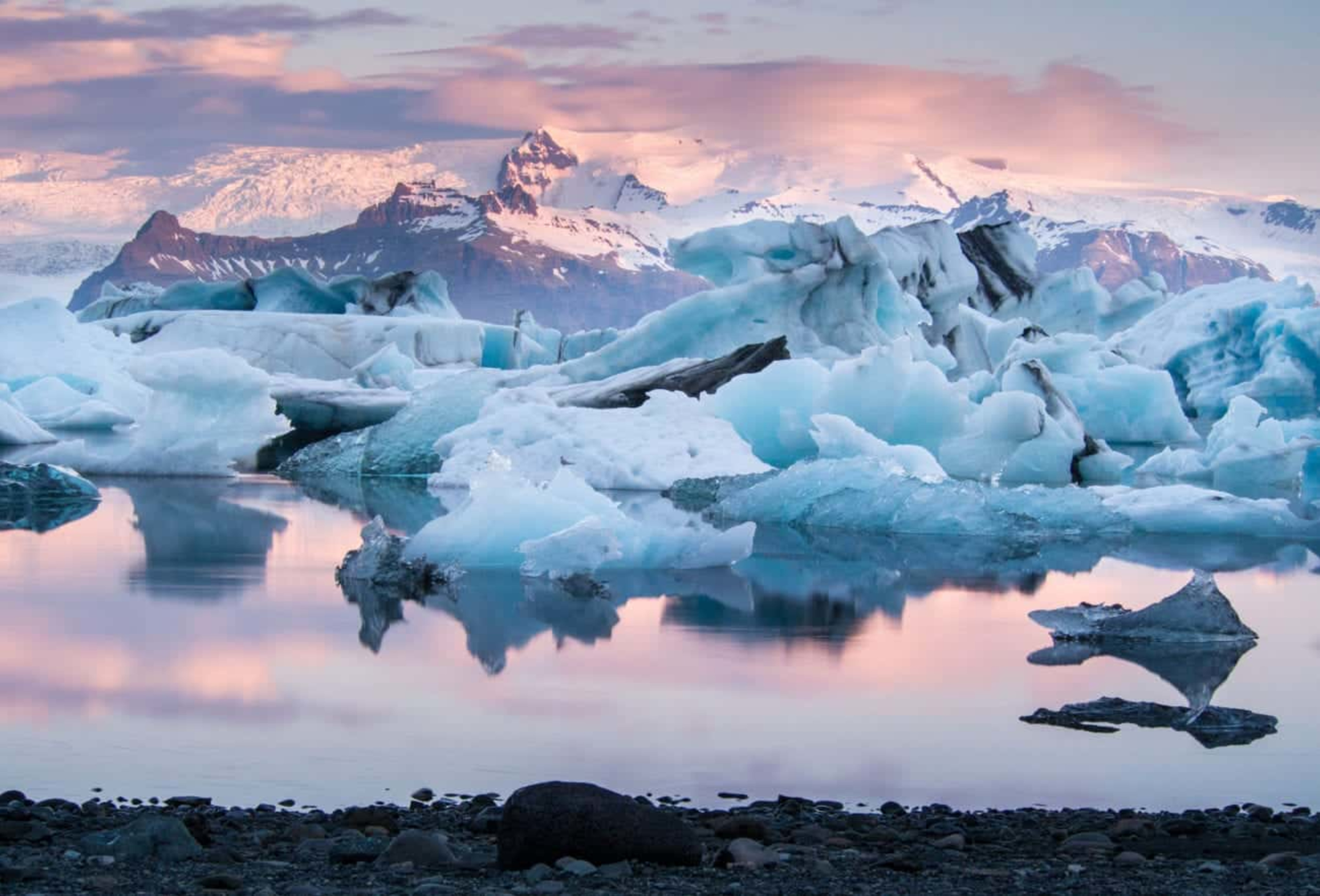 View over Jökulsárlón glacier lagoon