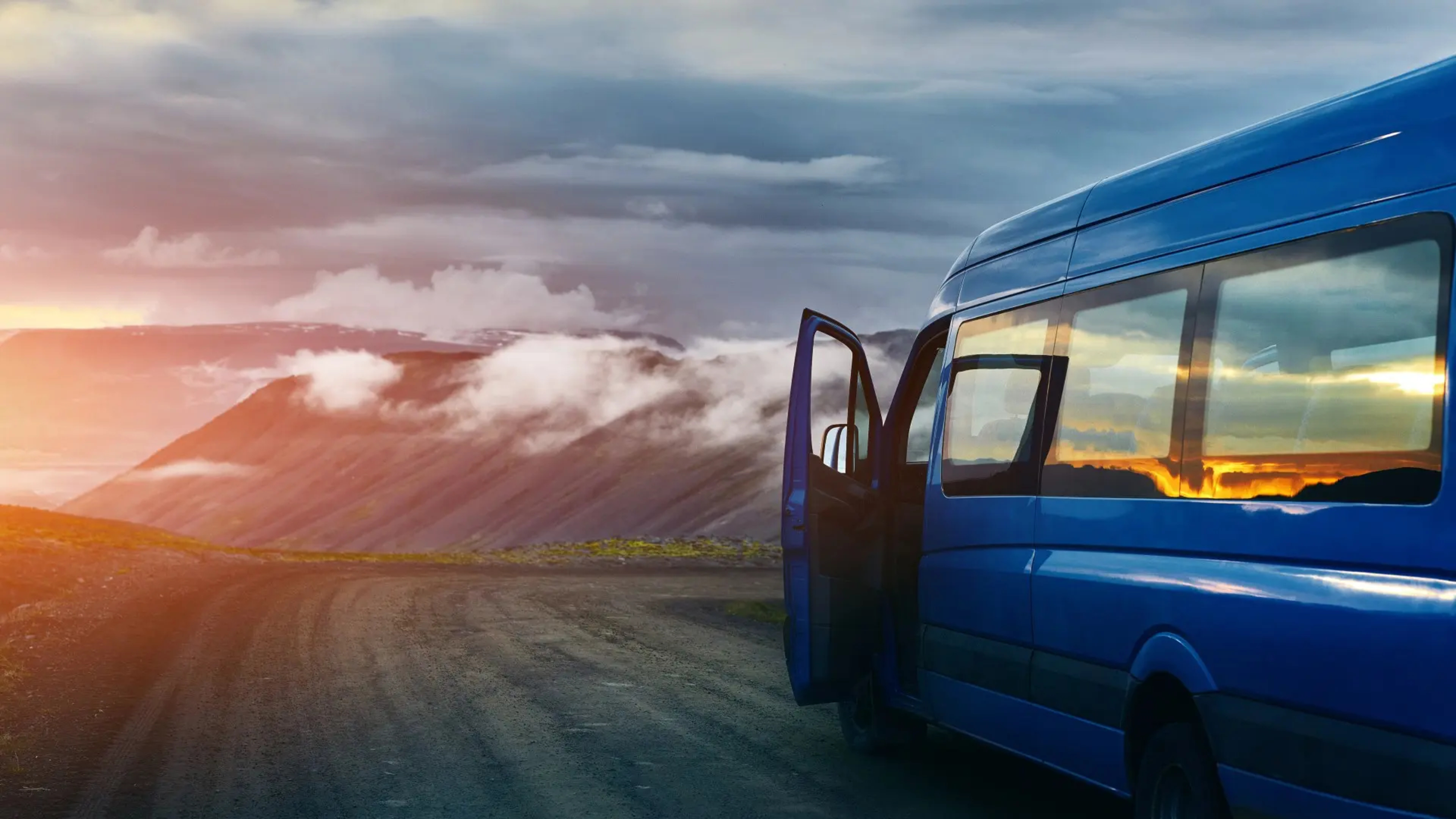 Minibus-in-Iceland-at-sunset.jpg.webp