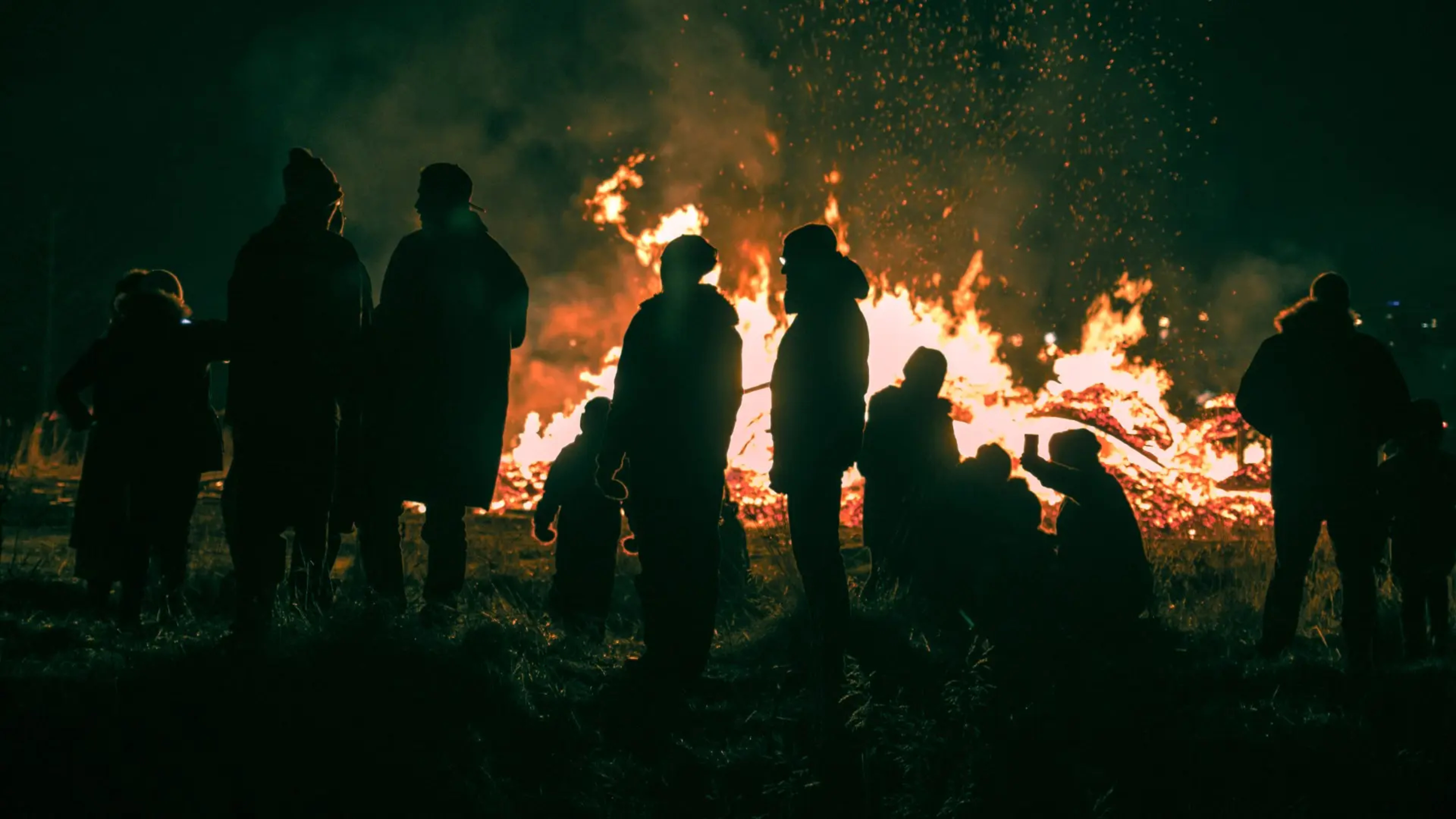 iceland-new-years-bonfire.jpg.webp