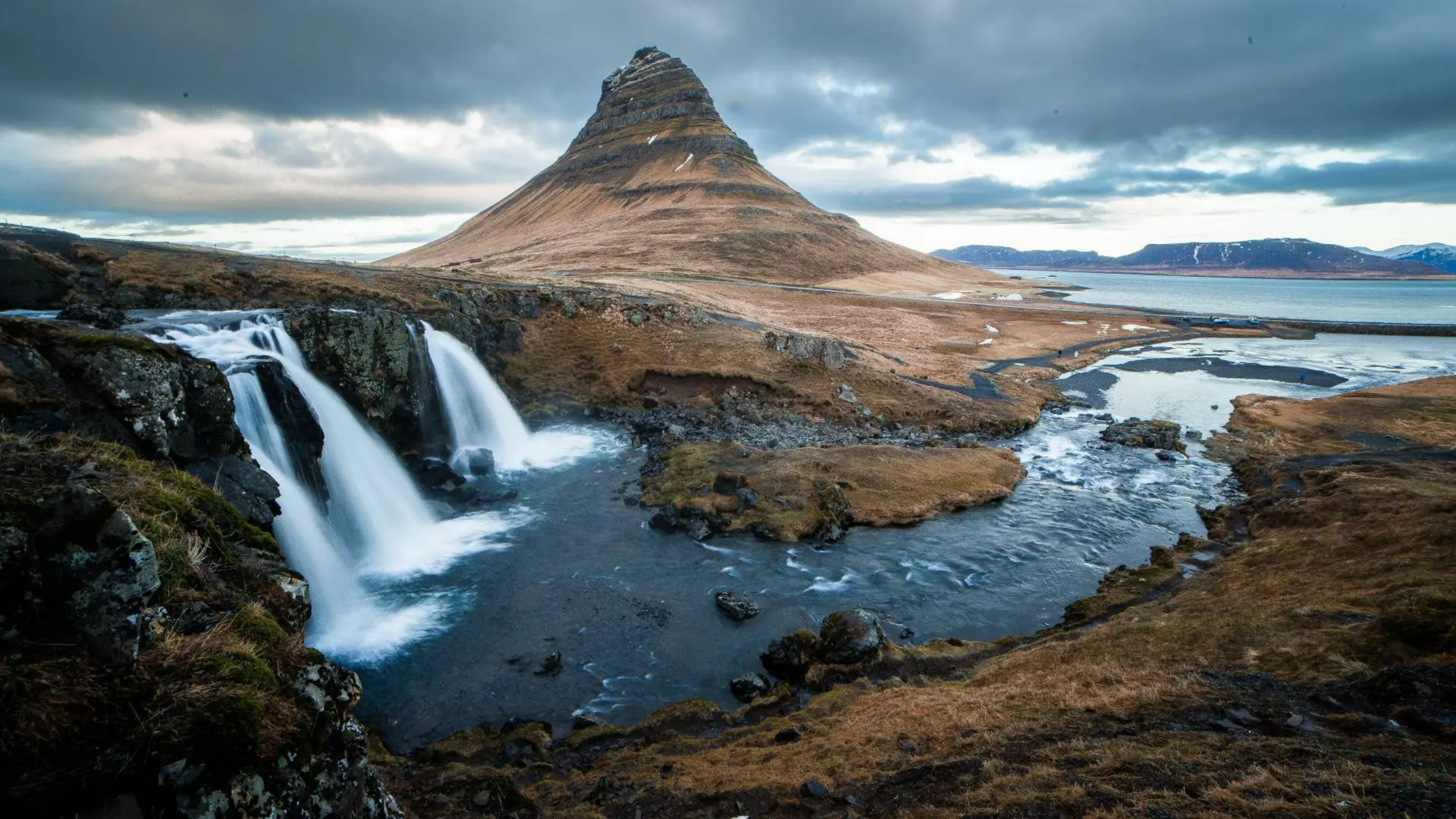 Kirkjufells mountain and Kirkjufellfoss waterfall, Snæfellsnes peninsula