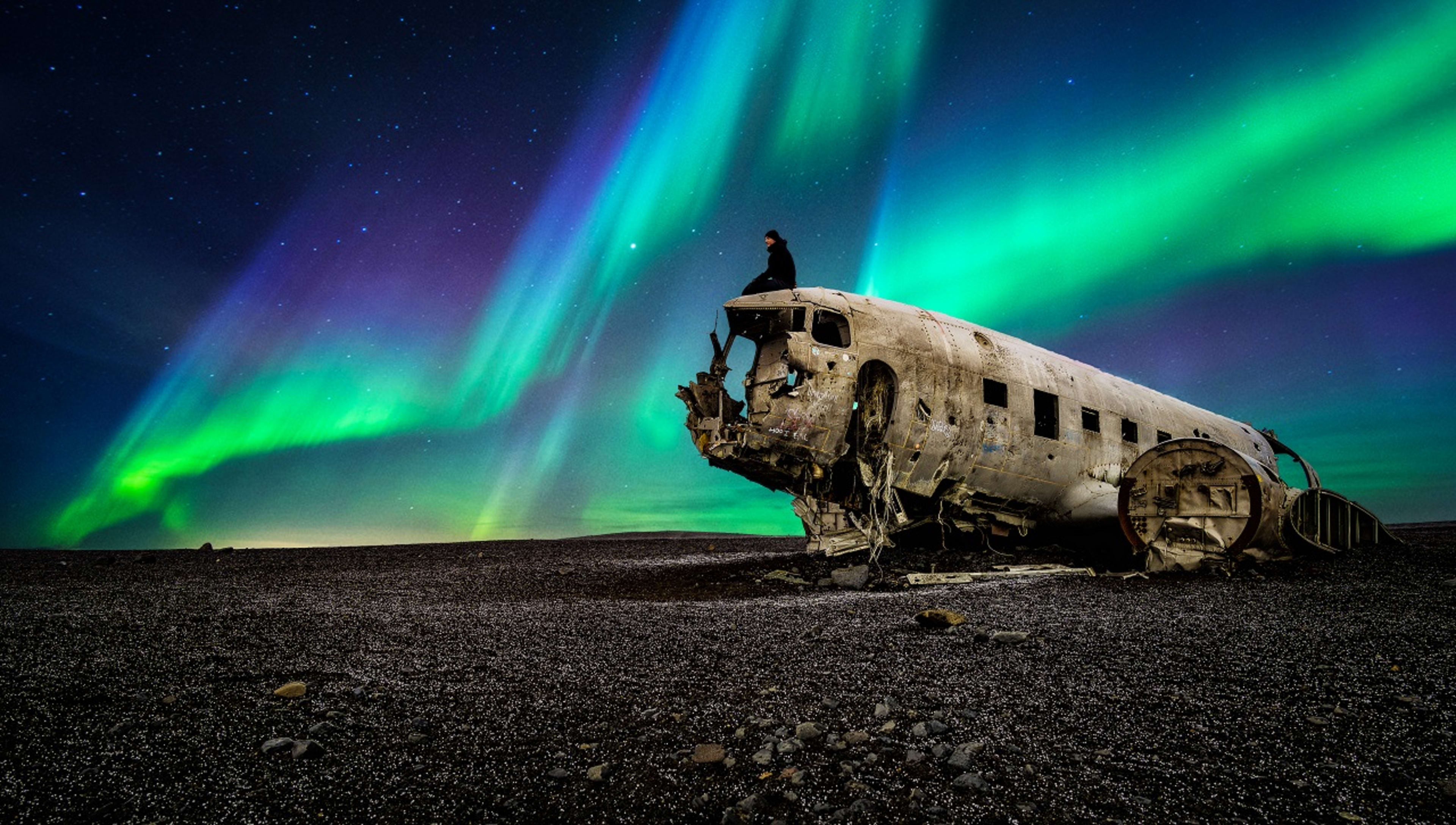 Northern Lights over the plane wreck on Solheimasandur beach