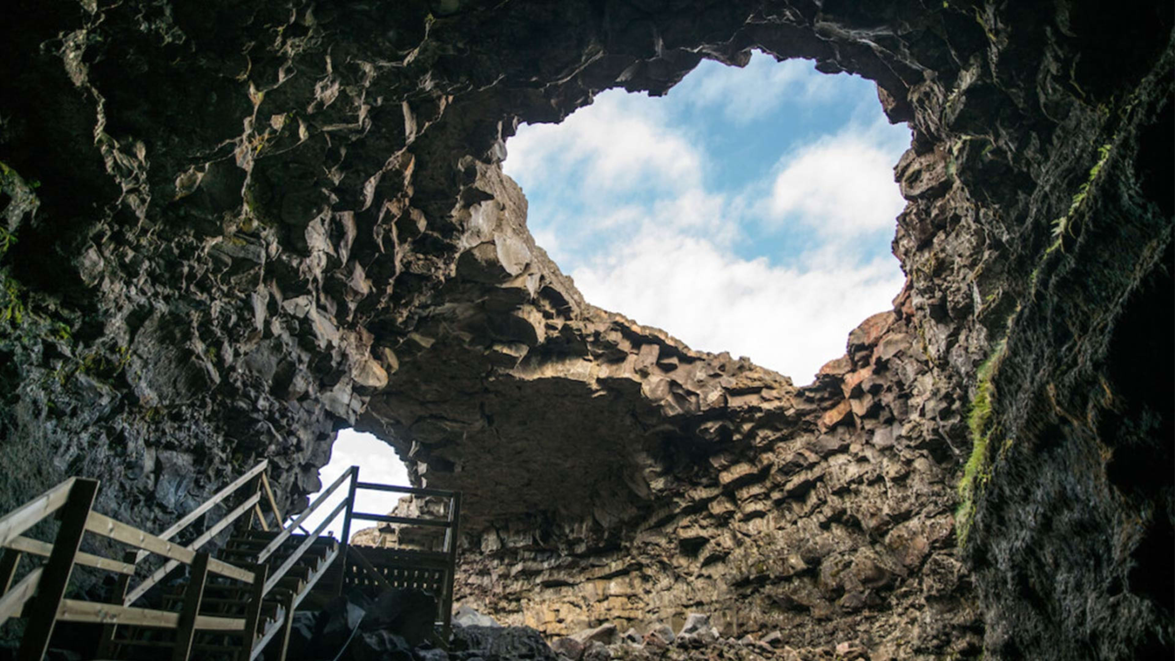 A guided tour into the mighty Víðgelmir lava tube