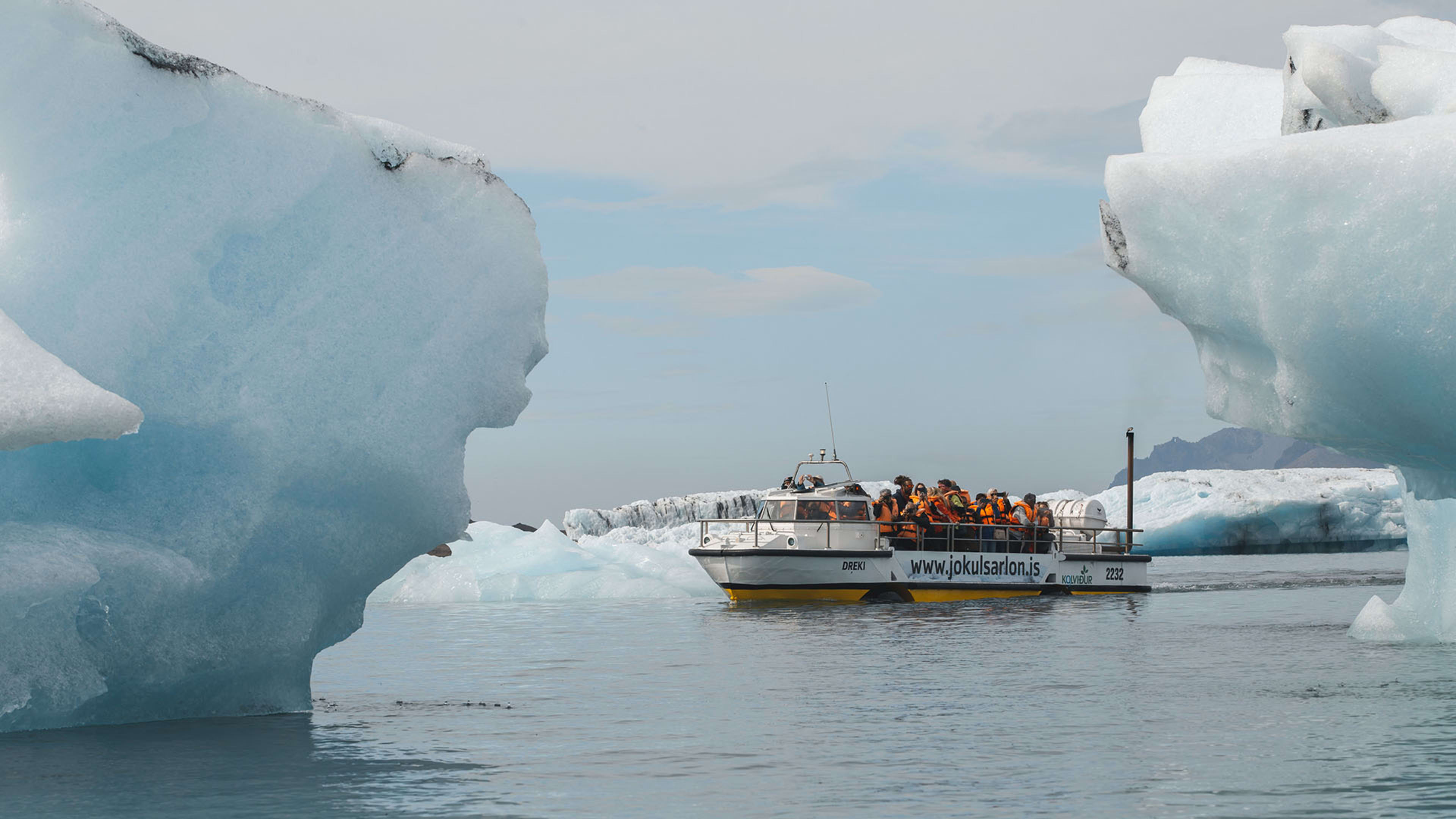 Jökulsárlón Amphibian Boat Tour between two icebergs