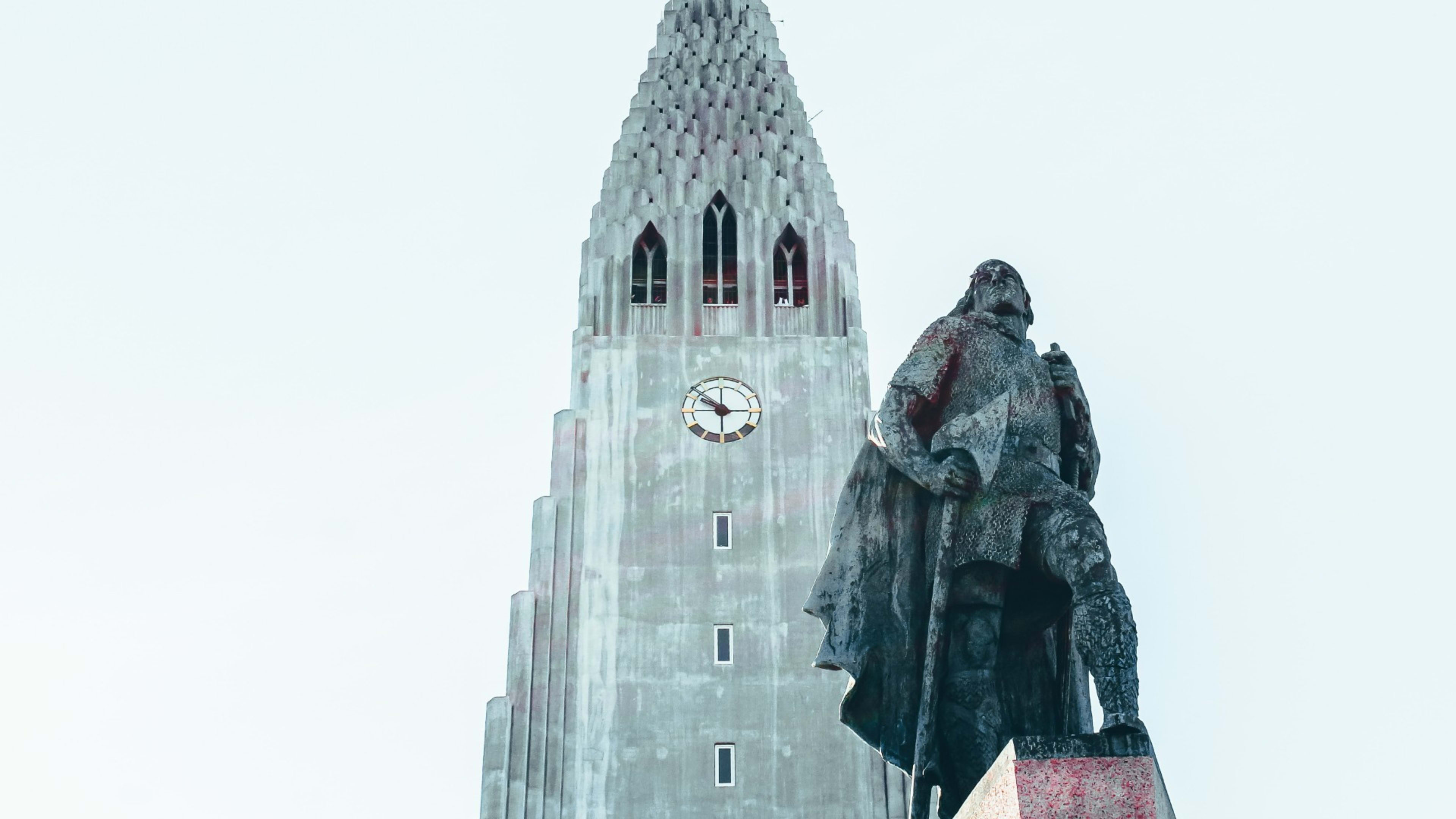 A statue of Leifur Eiríksson in front of Hallgrímskirkja church