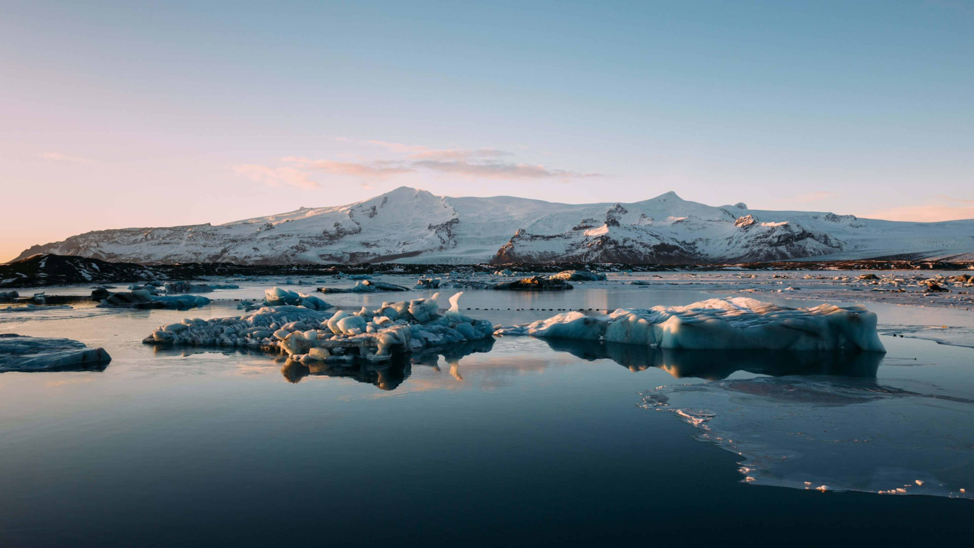 Jökulsárlón glacier lagoon at sunrise