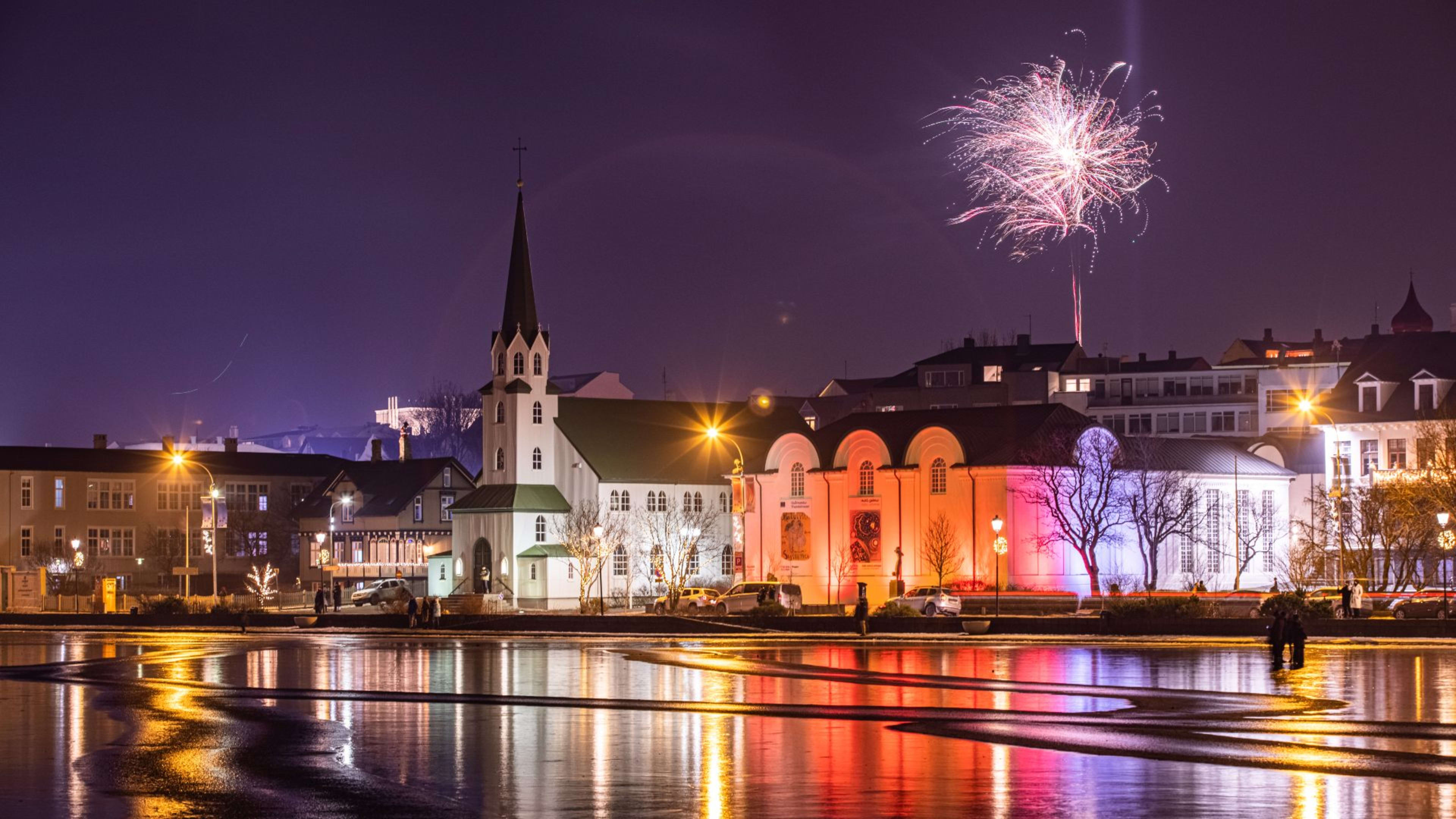 New Year’s fireworks above the Tjörnin pond in Reykjavík © Yiqun Zheng