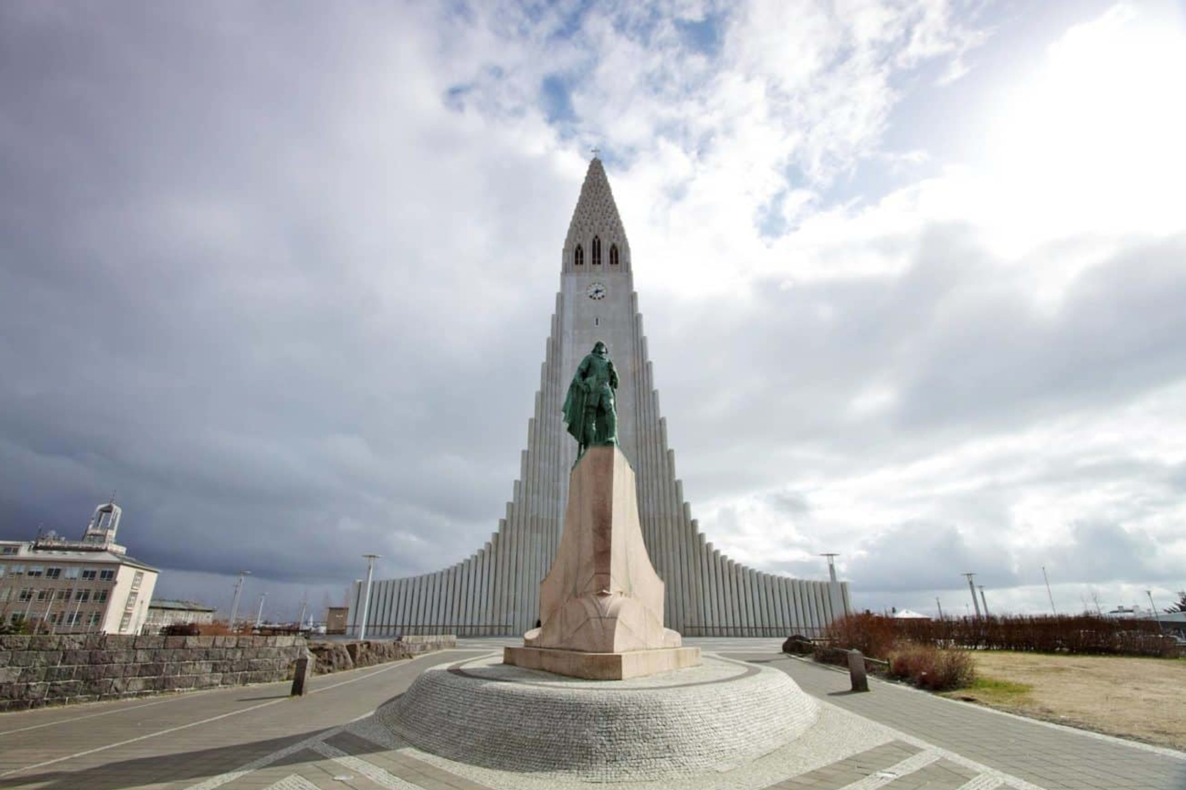 Leifur Eiríksson statue in front of the Hallgrimskirkja church in Reykjavik