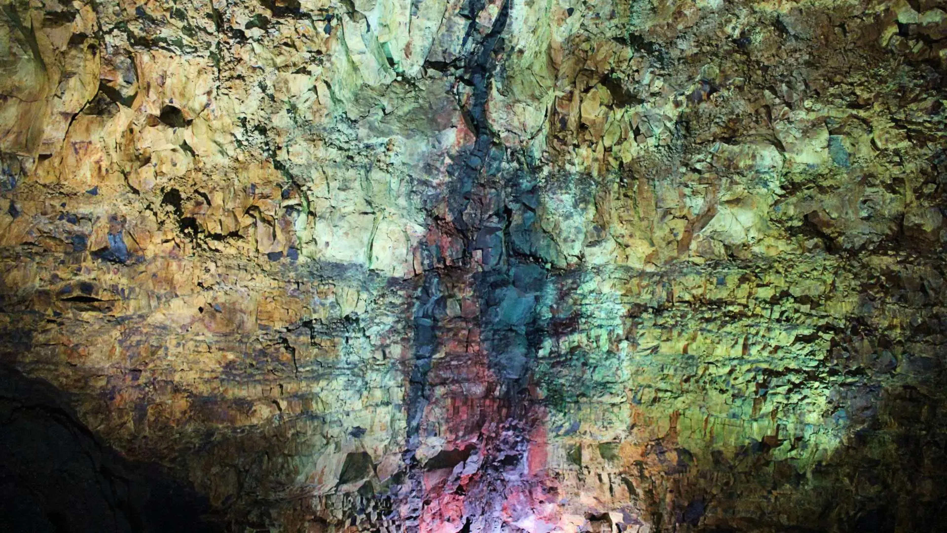 thrihnukagigur-cave-wall.jpg.webp