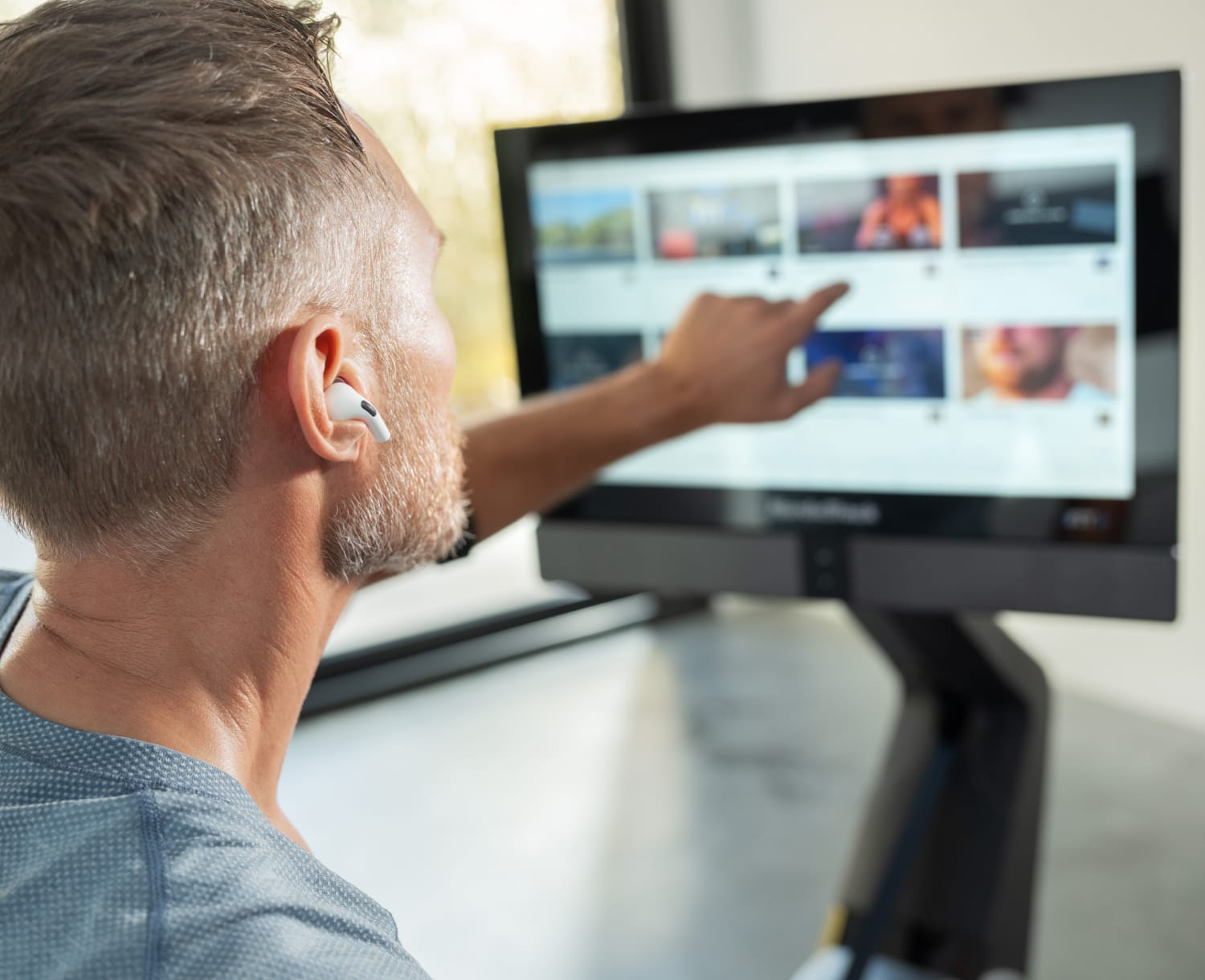 man listening to his workout with bluetooth audio